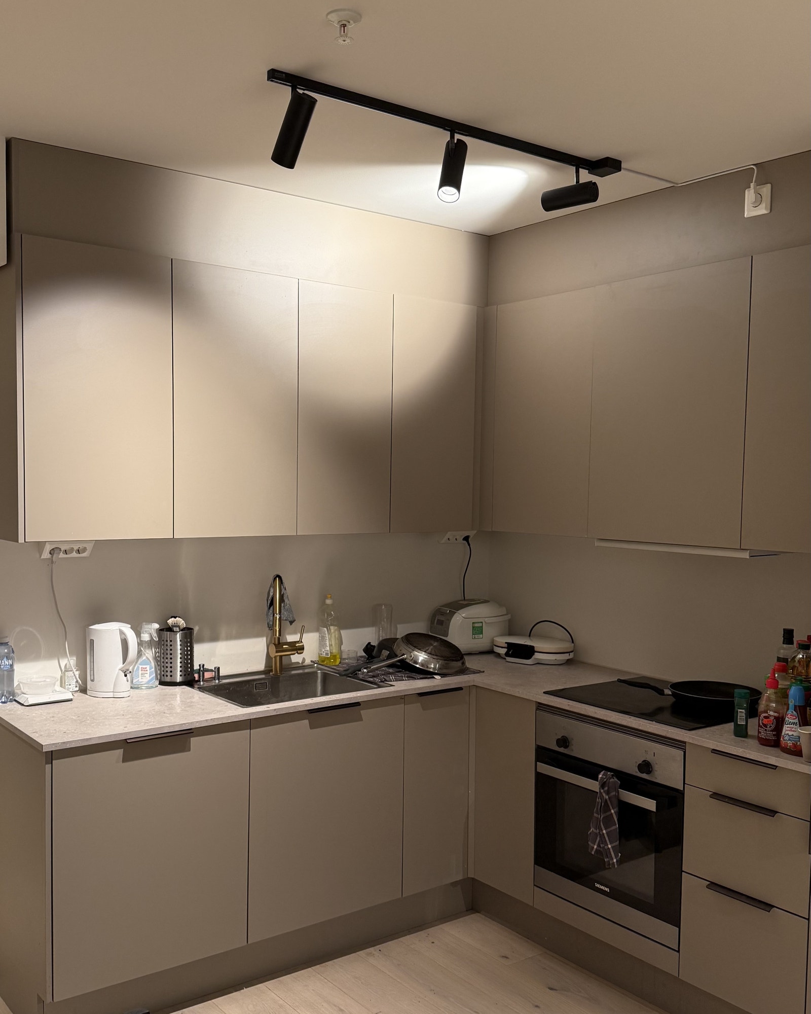 HTH-kjøkken med integrerte hvitevarer Galleribilde