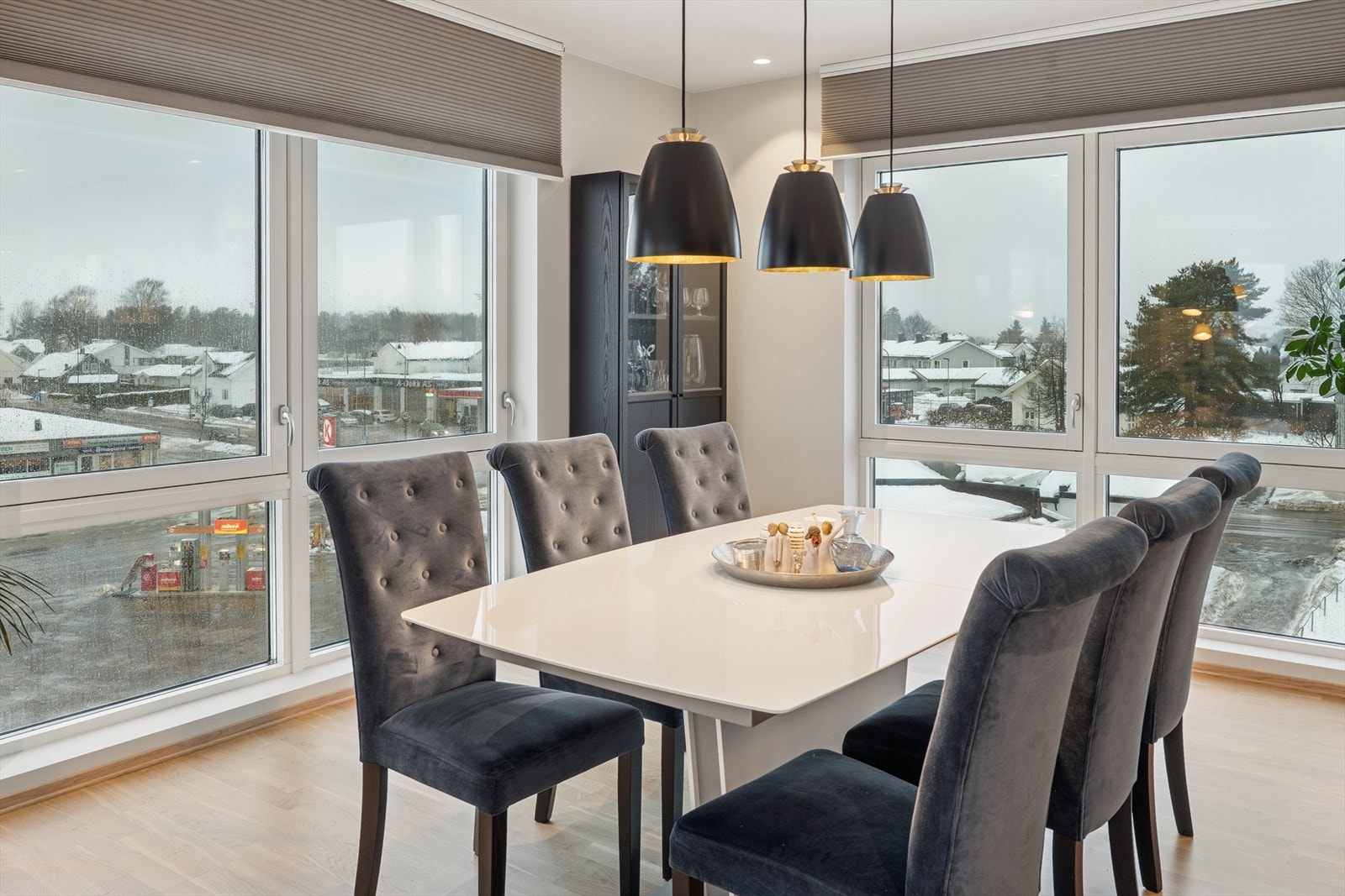 De fleste vindu er utstyrt med plissegardiner. Galleribilde