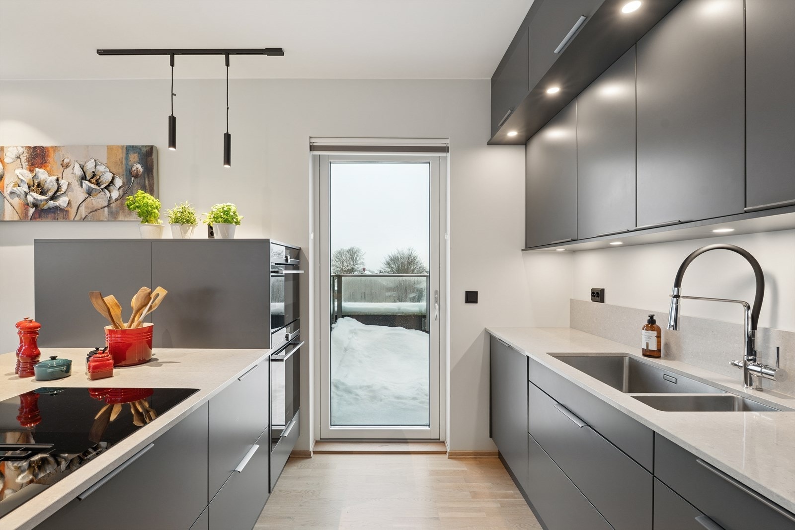 Fra kjøkkenet har man utgang til en trivelig balkong. Galleribilde