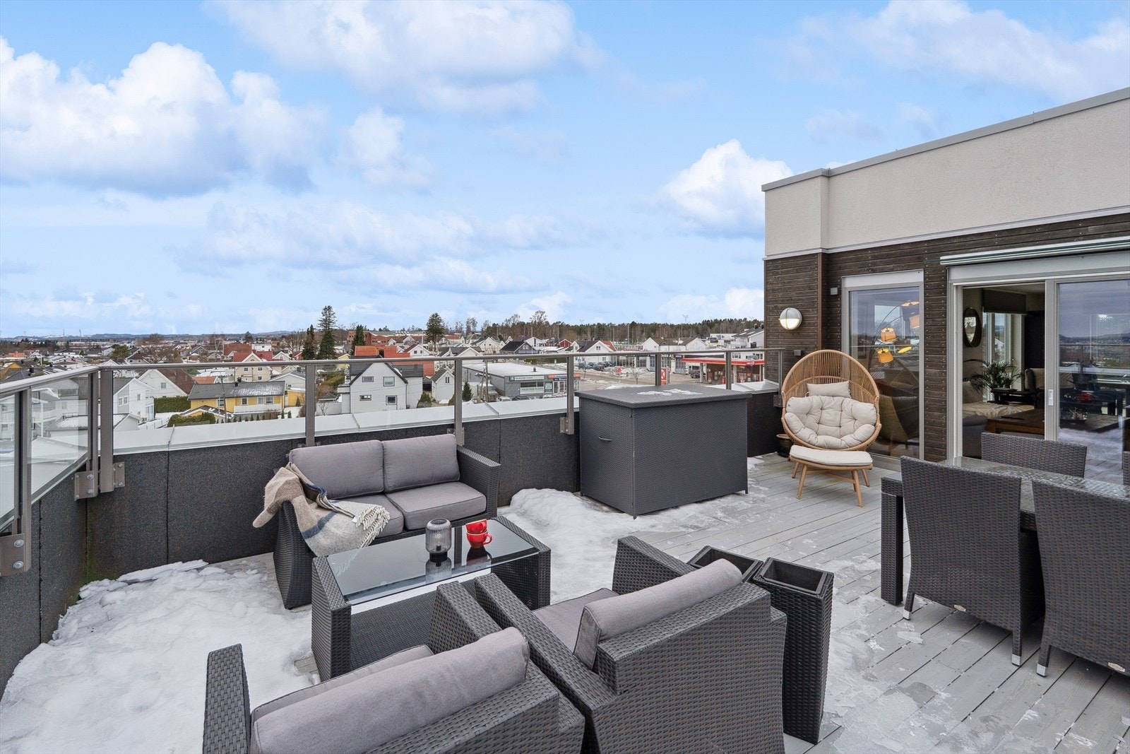 Fra stuen har man utgang til en stor terrasse med rå utsikt i alle retninger og helt fantastiske solforhold. Lite direkte innsyn siden dette er toppleiligheten. Se for deg livet her sommerstid! Galleribilde