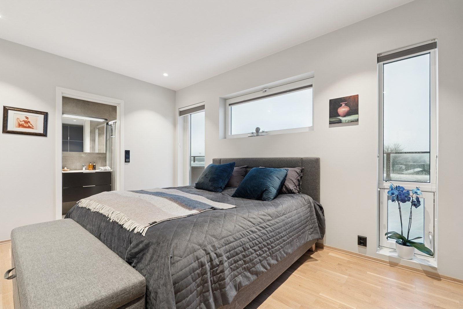 Hovedsoverommet er av god størrelse og har tilhørende, privat baderom. Galleribilde