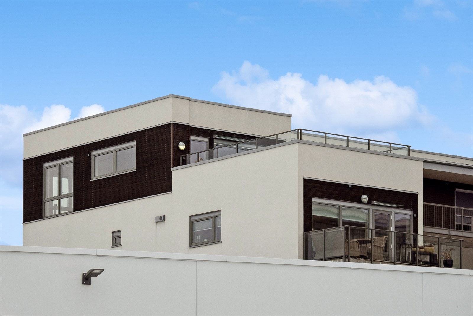 Leiligheten har en av de beste beliggenhetene i byggets toppetasje. Må sees! Galleribilde