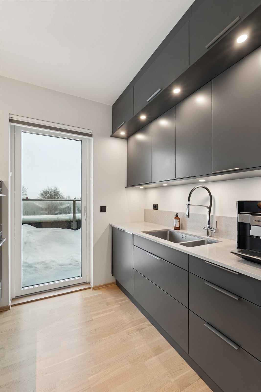 Kjøkkenet er maksimalt utnyttet med lagringsplass helt opp til taket. Galleribilde