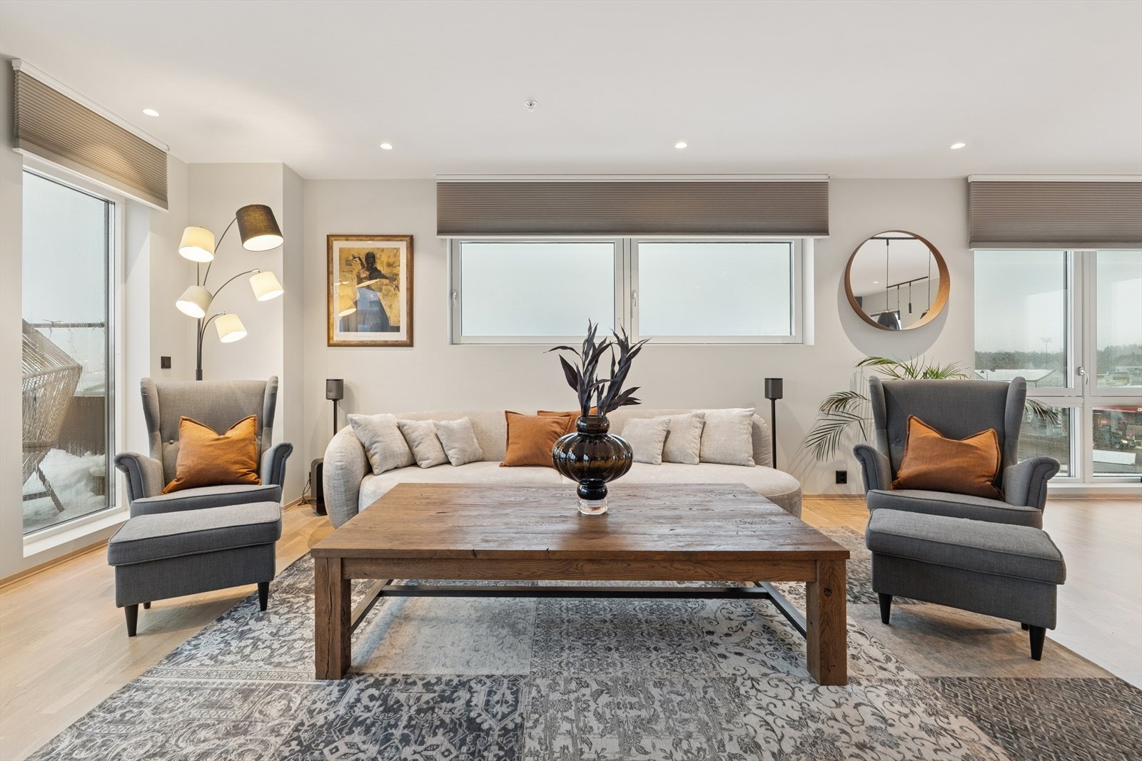 Gjennomgående i leiligheten er lyspigmentert parkett på gulv og lysmalte flater med listefrie overganger til tak. Tidløse og klassiske valg som garantert faller i smak hos de fleste. Galleribilde