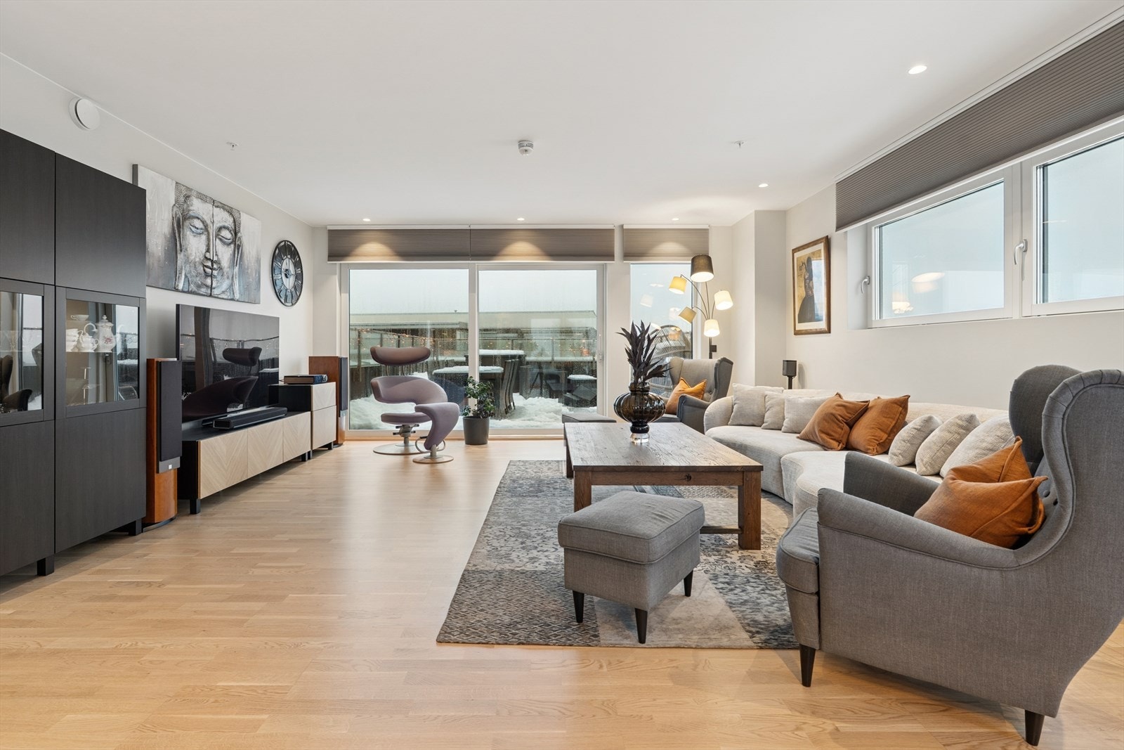 Oppholdssonen er gir rom for både sofagruppe og spisebord. Skyvedørene ut til den herlige terrassen gjør stuen ekstra stor sommerstid. Galleribilde