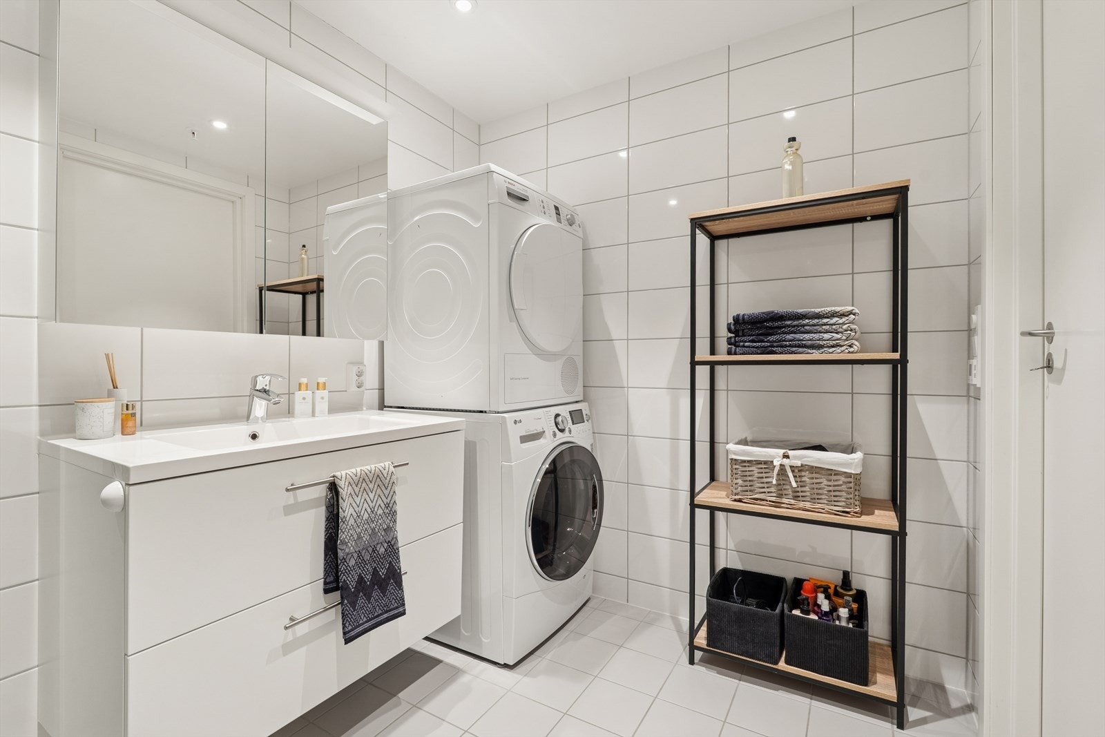 Badet er ellers praktisk innredet med dusjhjørne, vegghengt toalett og baderomsinnredning med nedfelt servant. I tillegg har man opplegg for vaskemaskin og plass til tørketrommel. Avtrekk via balansert ventilasjonsanlegg. Galleribilde