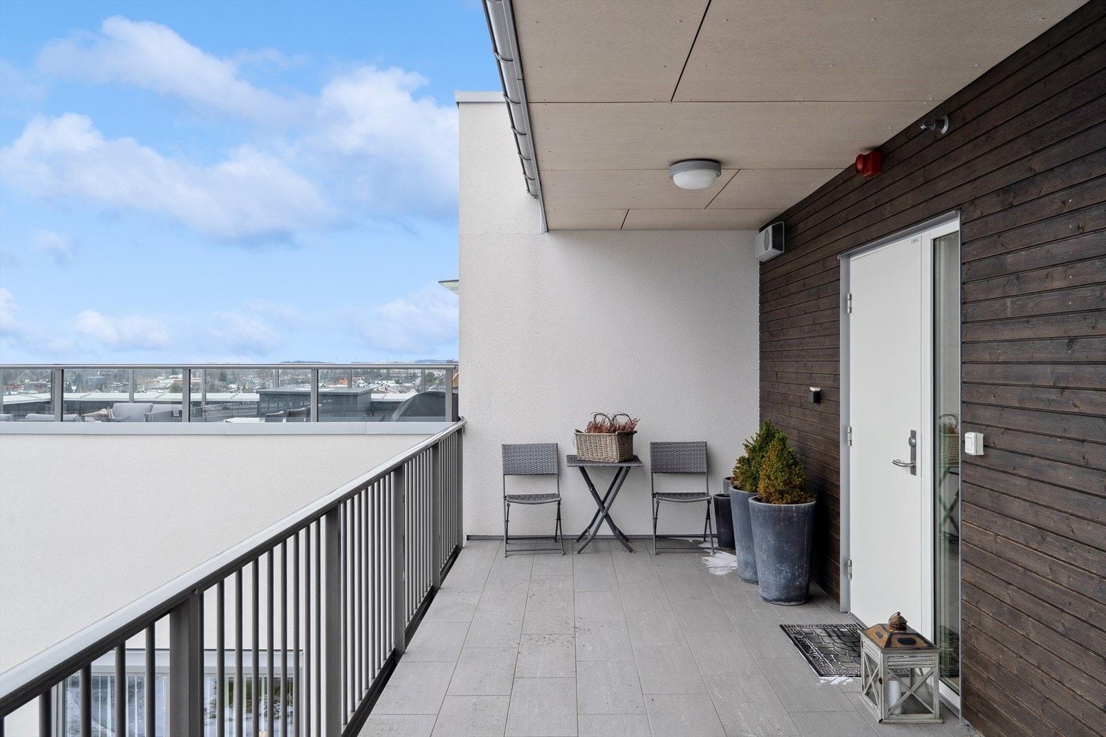 Leiligheten ligger i byggets toppetasje og har enkel tilkomst med heis. Inngangspartiet oppleves veldig privat. Galleribilde