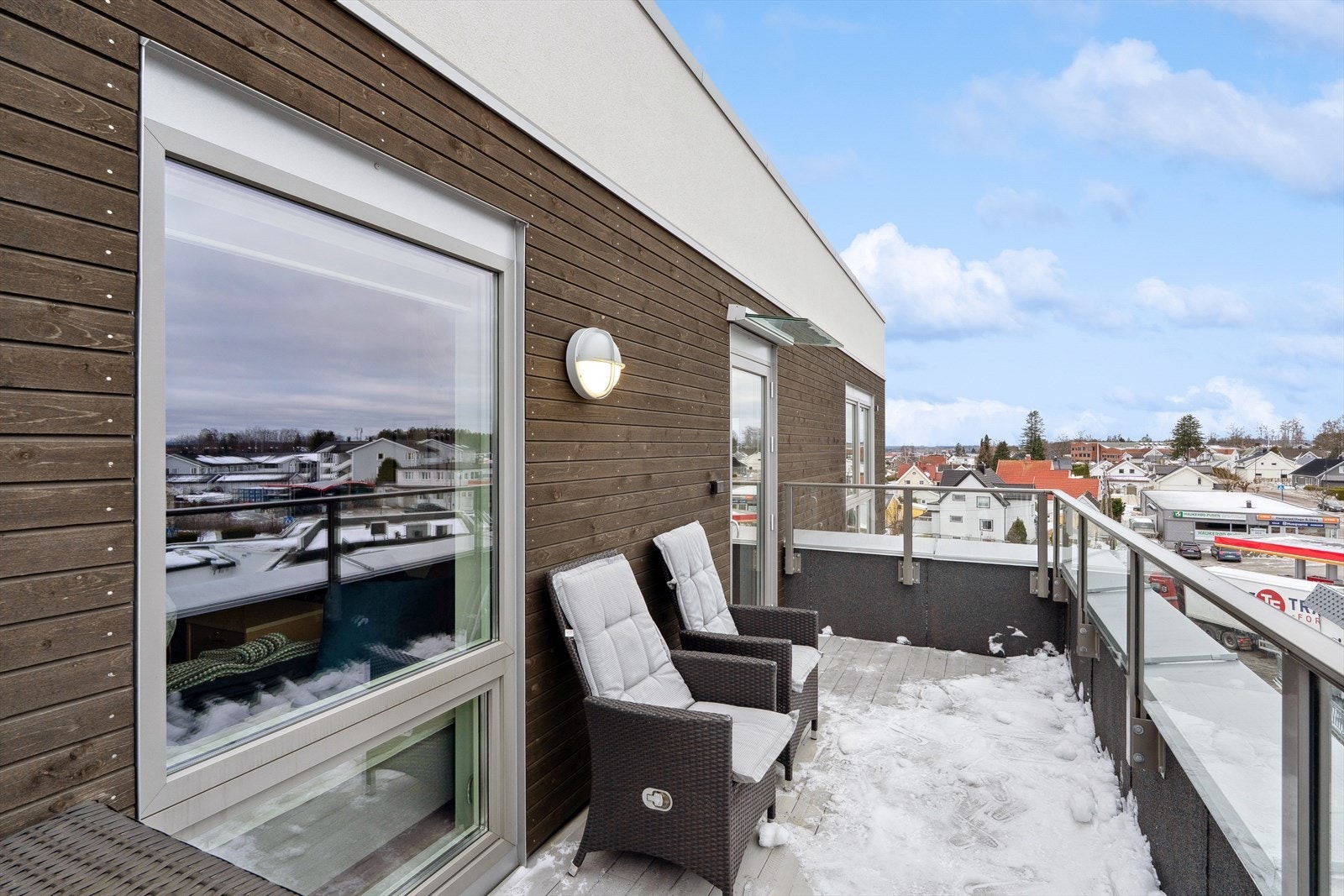 Det at man har to balkonger/terrasser gjør det mulig å flytte seg etter solforholdene for å utnytte maksimalt av de fine dagene. Galleribilde