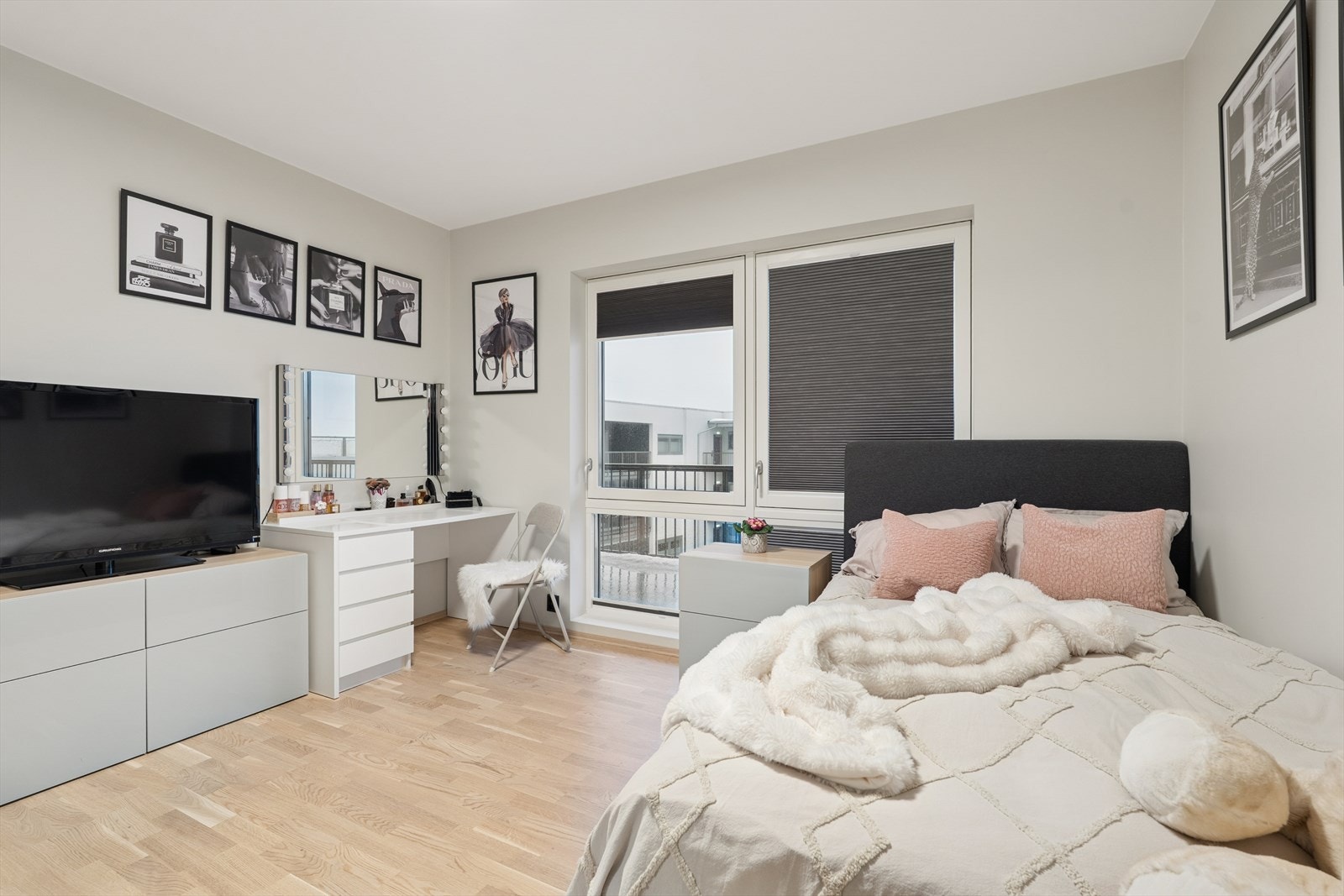 Soverom 2 er også av svært god størrelse og passer godt som barnerom, gjesterom eller ekstra tv-stue. Galleribilde