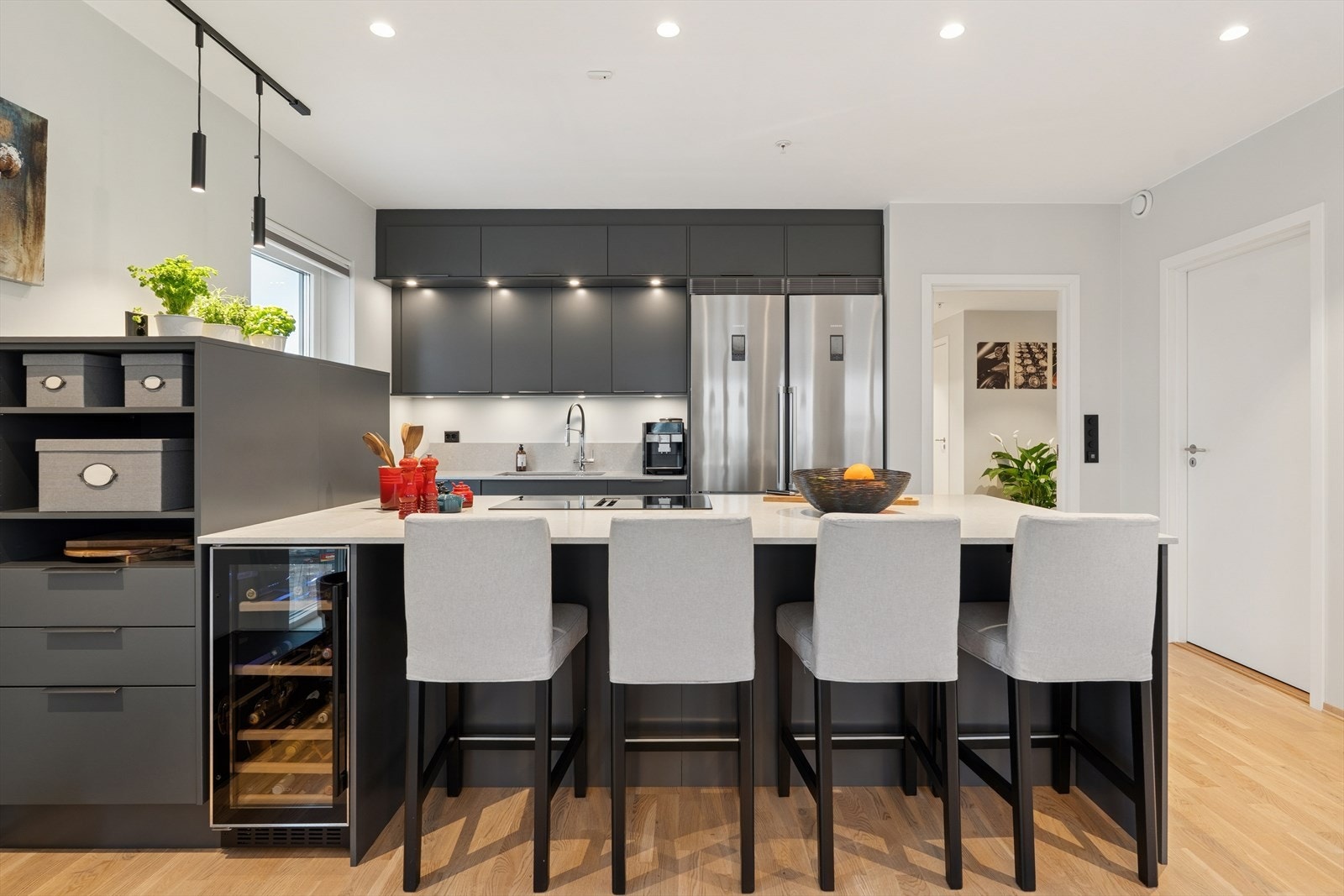 Kjøkkenet er ellers godt utstyrt med kjøleskap, fryseskap, oppvaskmaskin, stekeovn kombinert med mikrobølgeovn, stekeovn med dampfunksjon, vinskap og koketopp med integrert ventilator med plasmafilter. Galleribilde