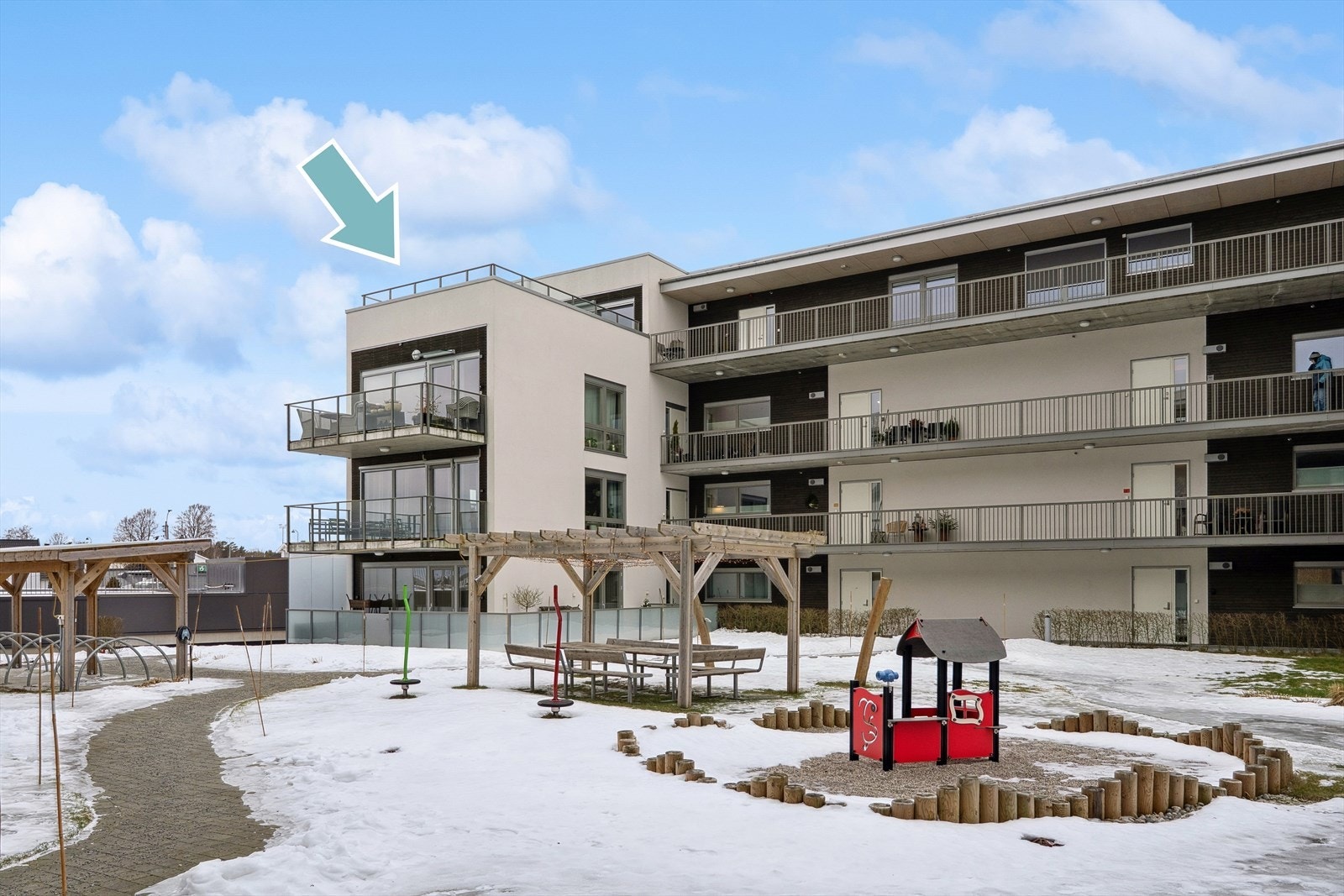 Fellesområdene til borettslaget er flott opparbeidet med grøntarealer, lekeplass og pergola med sittegruppe. Her arrangeres det blant annet sommerfest for beboerne. Et trivelig bomiljø! Galleribilde