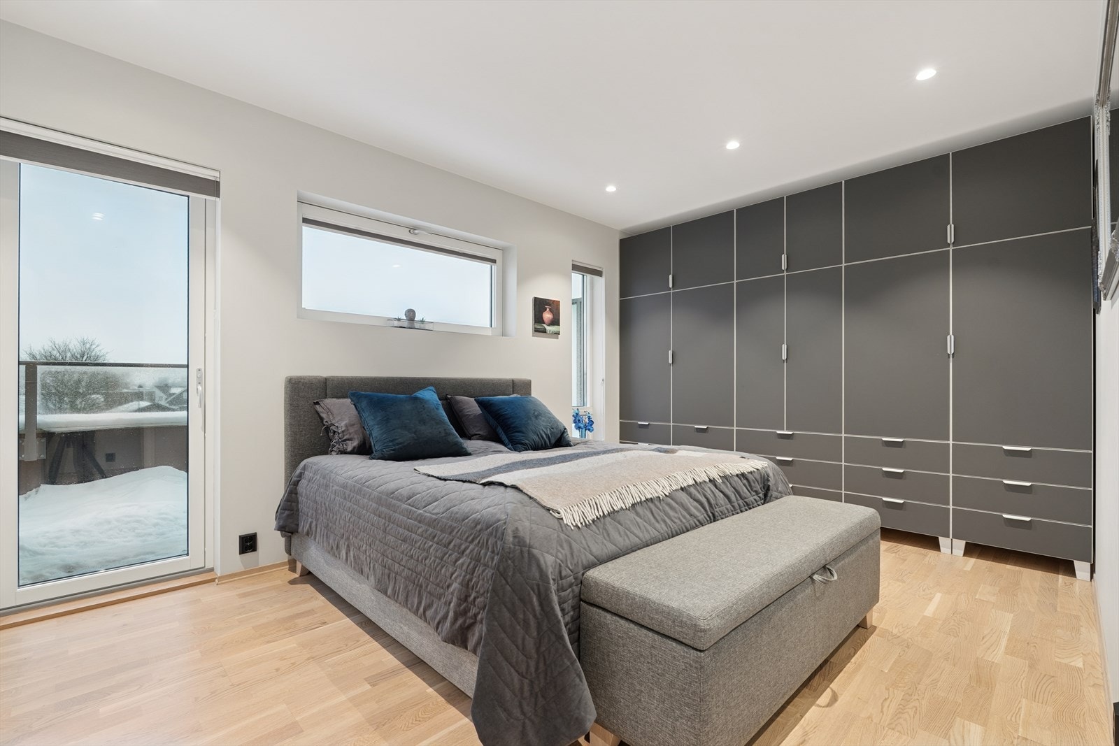 Her har man god plass til å møblere med dobbeltseng, samt svært god lagringsplass i stor garderobe. Galleribilde