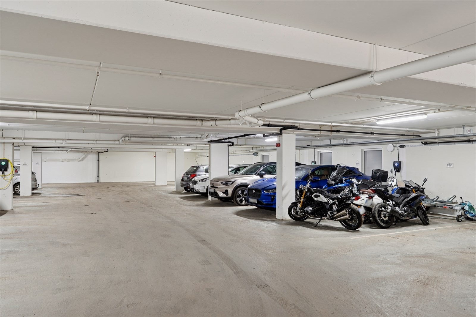 Leiligheten disponerer to parkeringsplasser i lukket anlegg med tilhørende elbillader fra Zaptec. Galleribilde