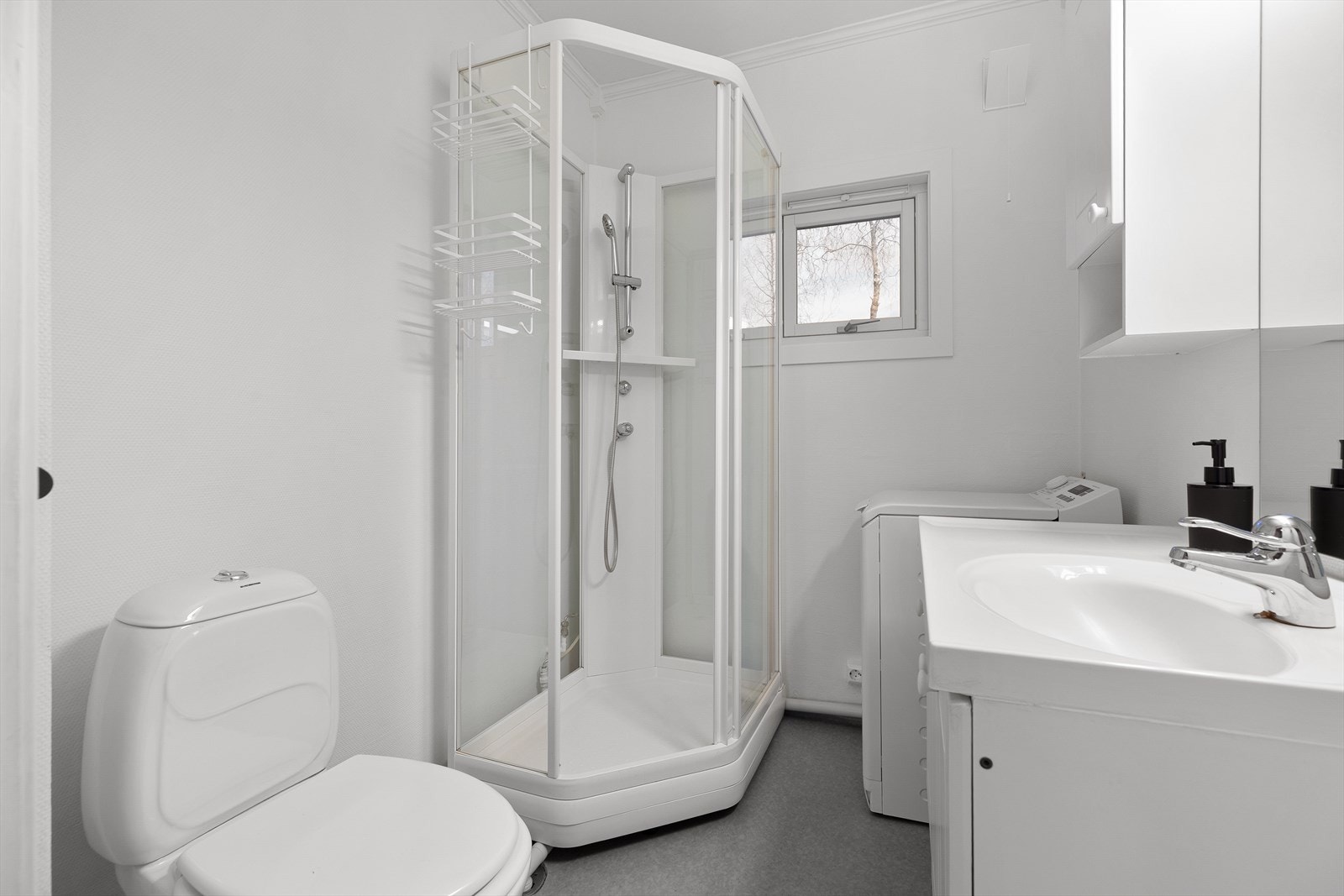 Bad med opplegg for vaskemaskin. Vaskemaskin (2021) medfølger. Galleribilde