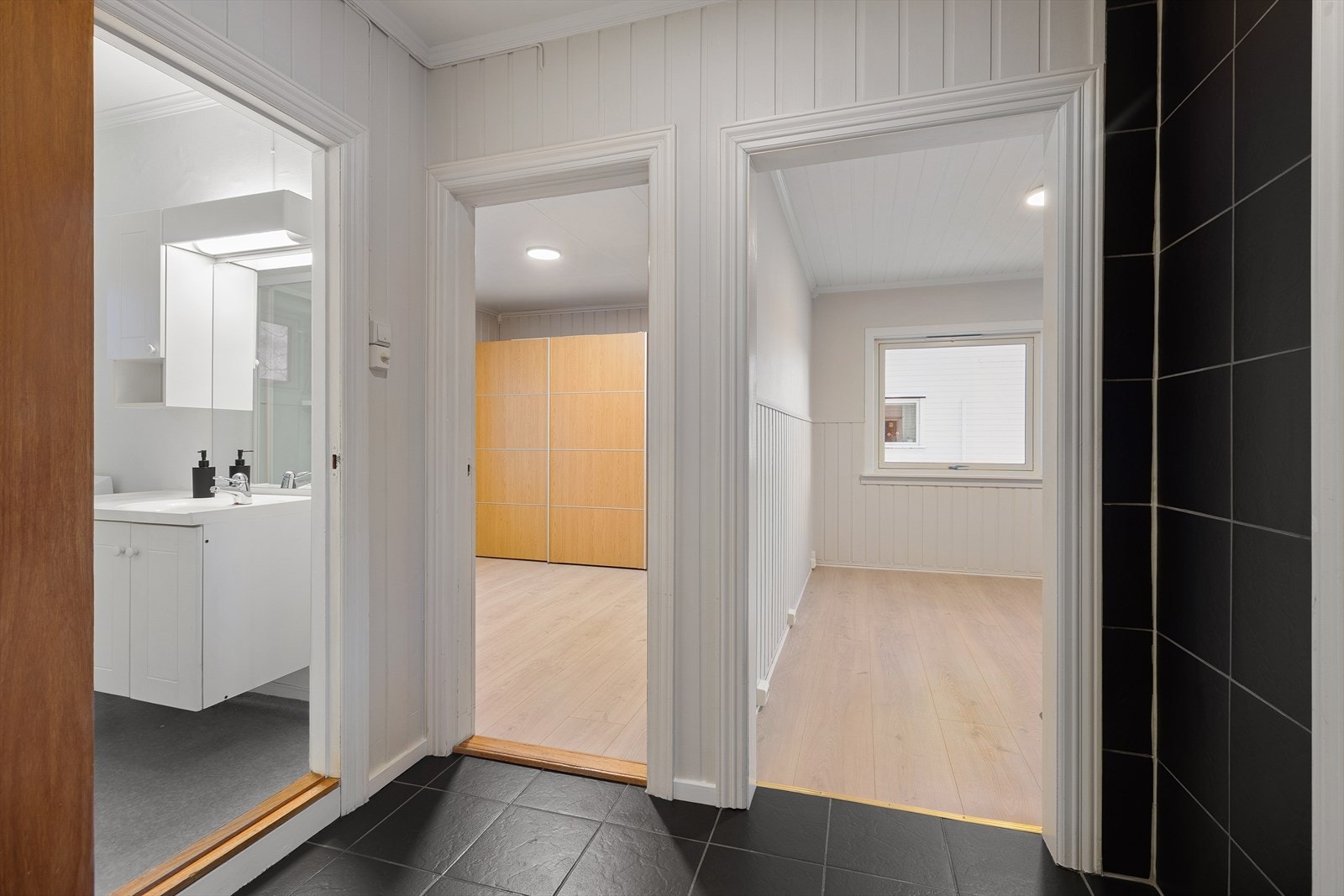 Inngangsparti, stue inn døren til høyre Galleribilde