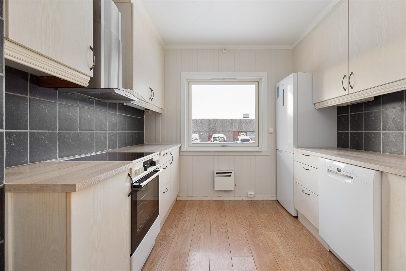 Nye benkeplater, oppvaskkummer,
og varmtvannsbereder montert i 2025. Galleribilde