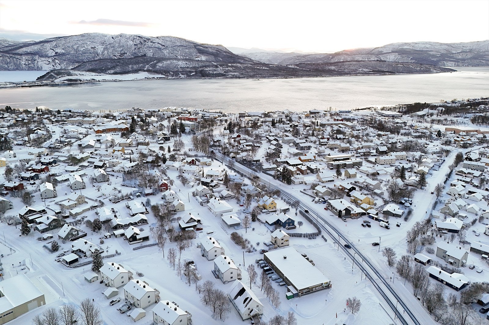 Korte gangavstander til bl.a. sentrum (ca. 850 m), jernbanestasjonen (ca. 600 m), Handelsparken (ca. 850 m) samt skole, barnehage og idrettsanlegg (ca. 600 m). Galleribilde
