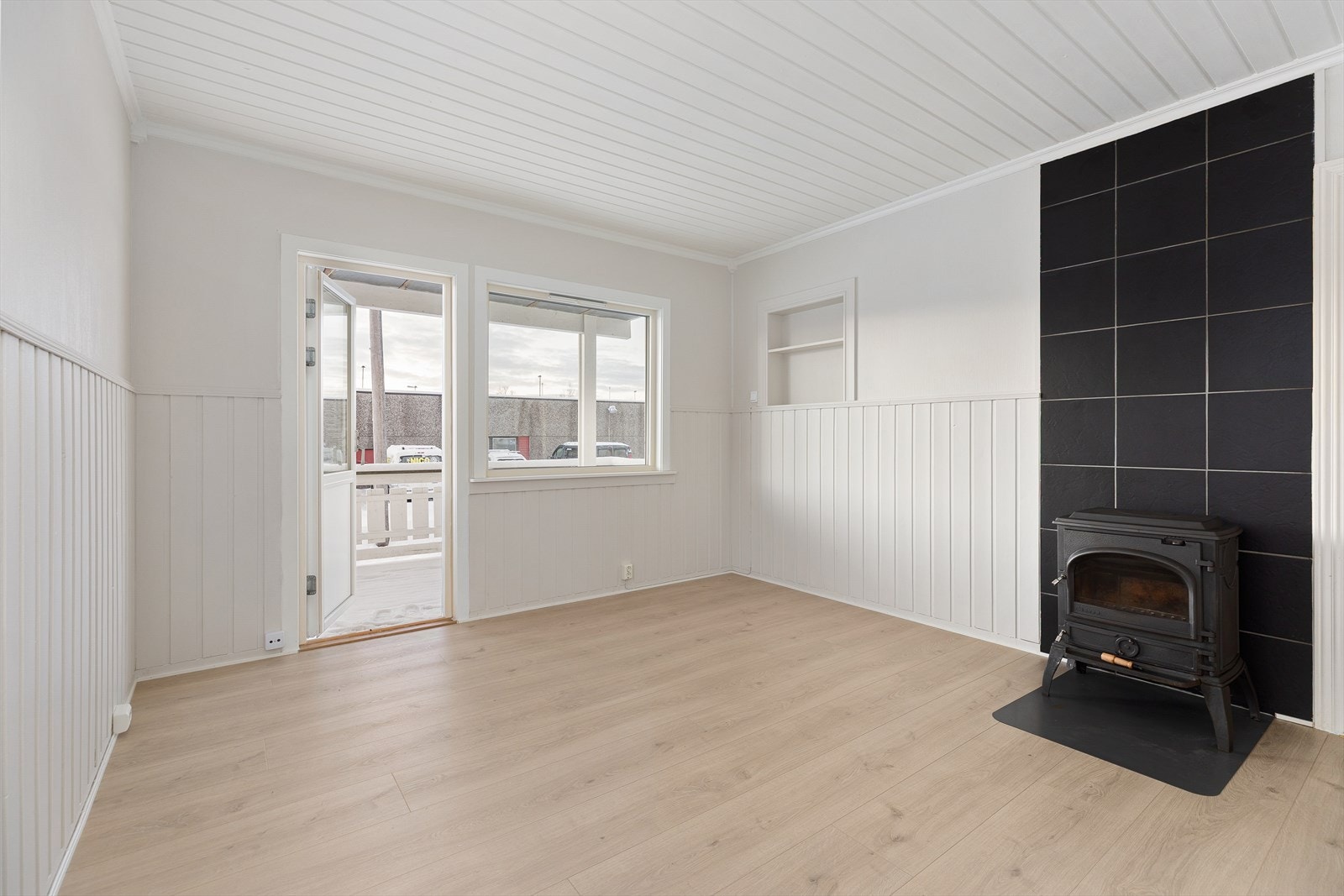 Utgang til balkong fra stuen Galleribilde