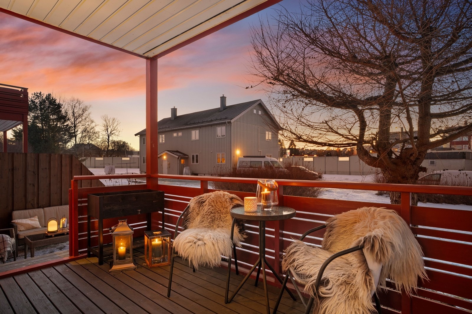 Fra stuen er det utgang til balkong, som igjen leder videre ned til markterrasse og plen. Galleribilde