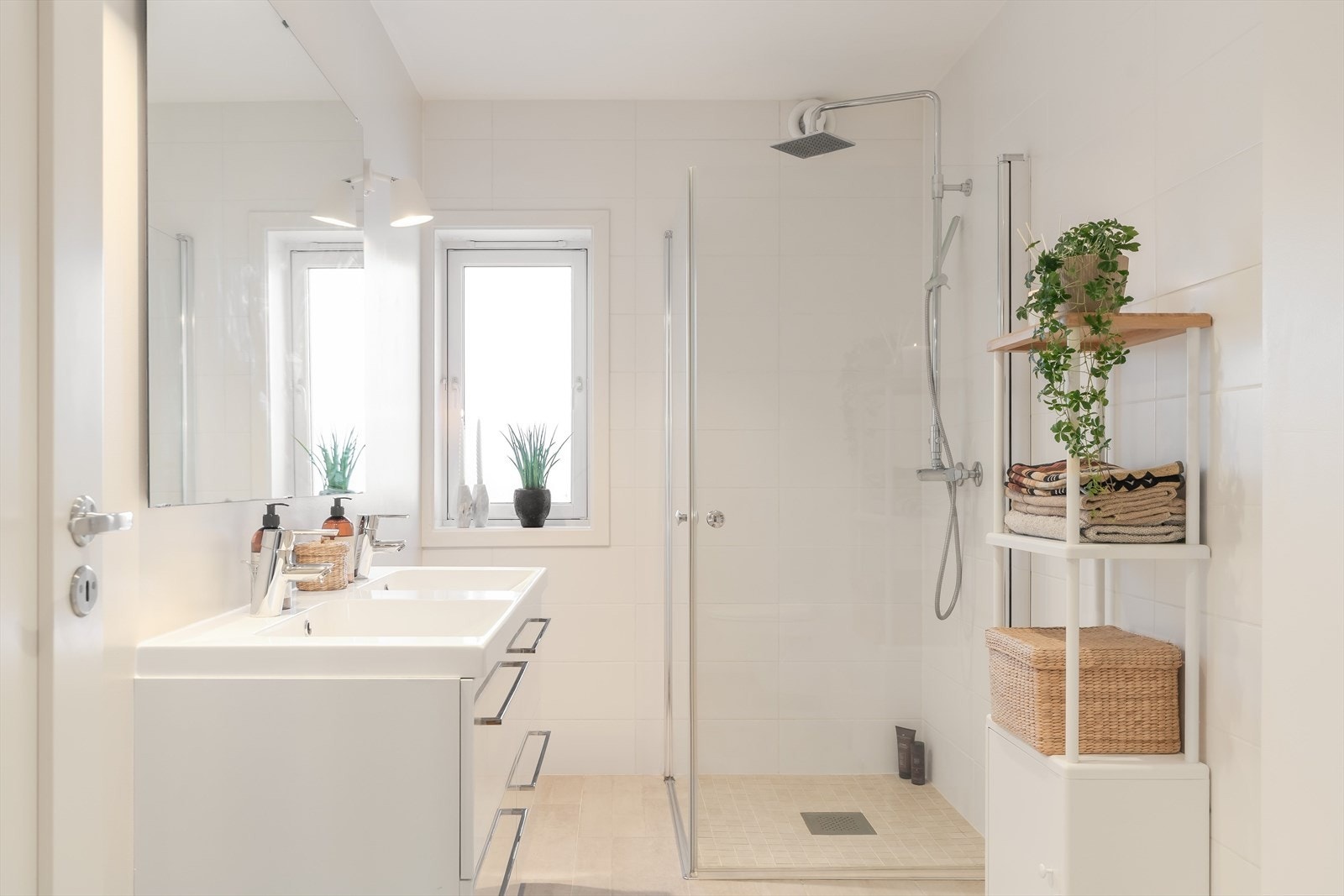 Det er dusjhjørne med glassvegger og påkostet dusjløsning, samt vegghengt toalett. Rommet har mekanisk, fuktstyrt ventilasjon. Galleribilde