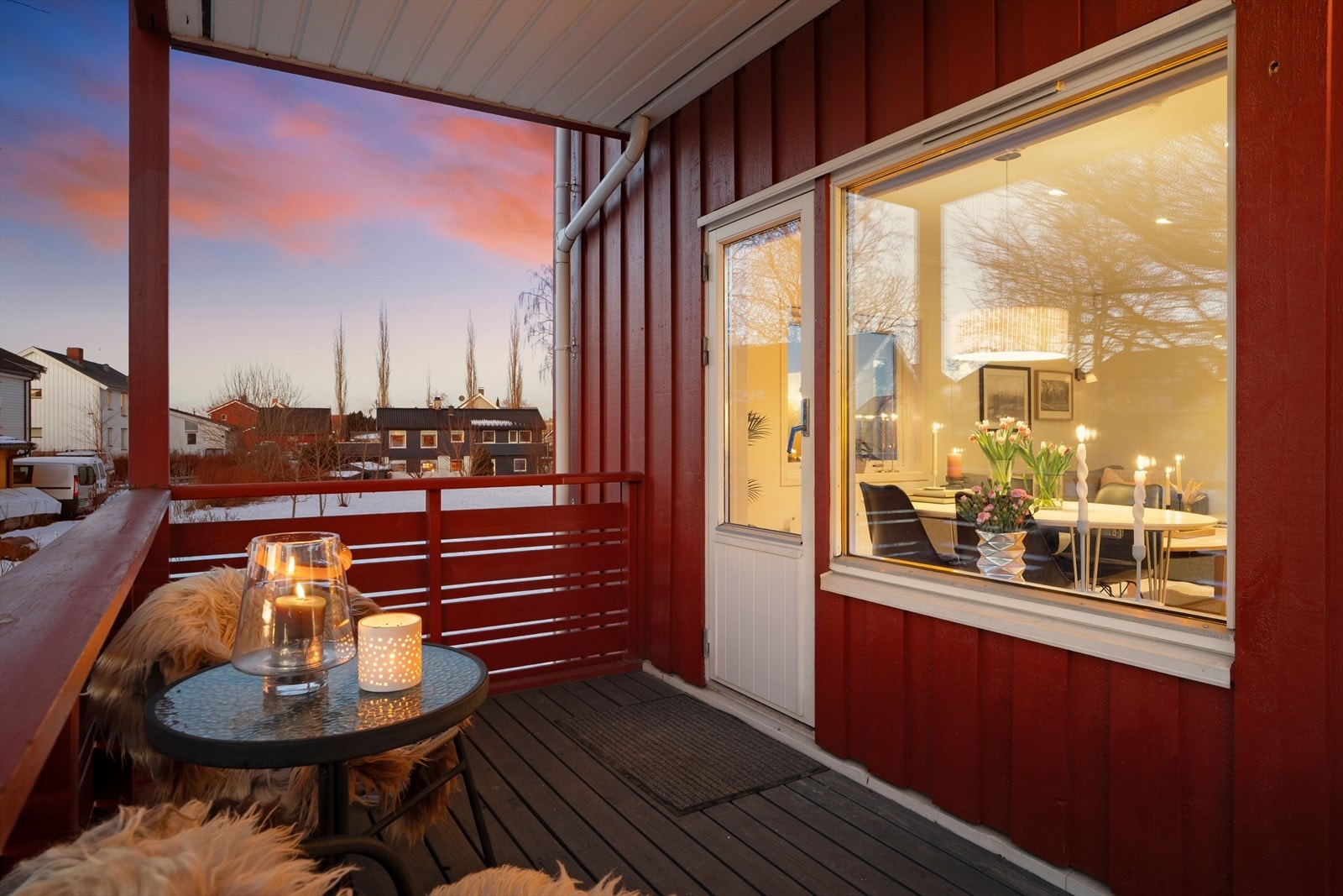 Leiligheten har en flott beliggenhet i feltet og ligger i første etasje med direkte adgang til plen og de solfylte uteplassene. Galleribilde