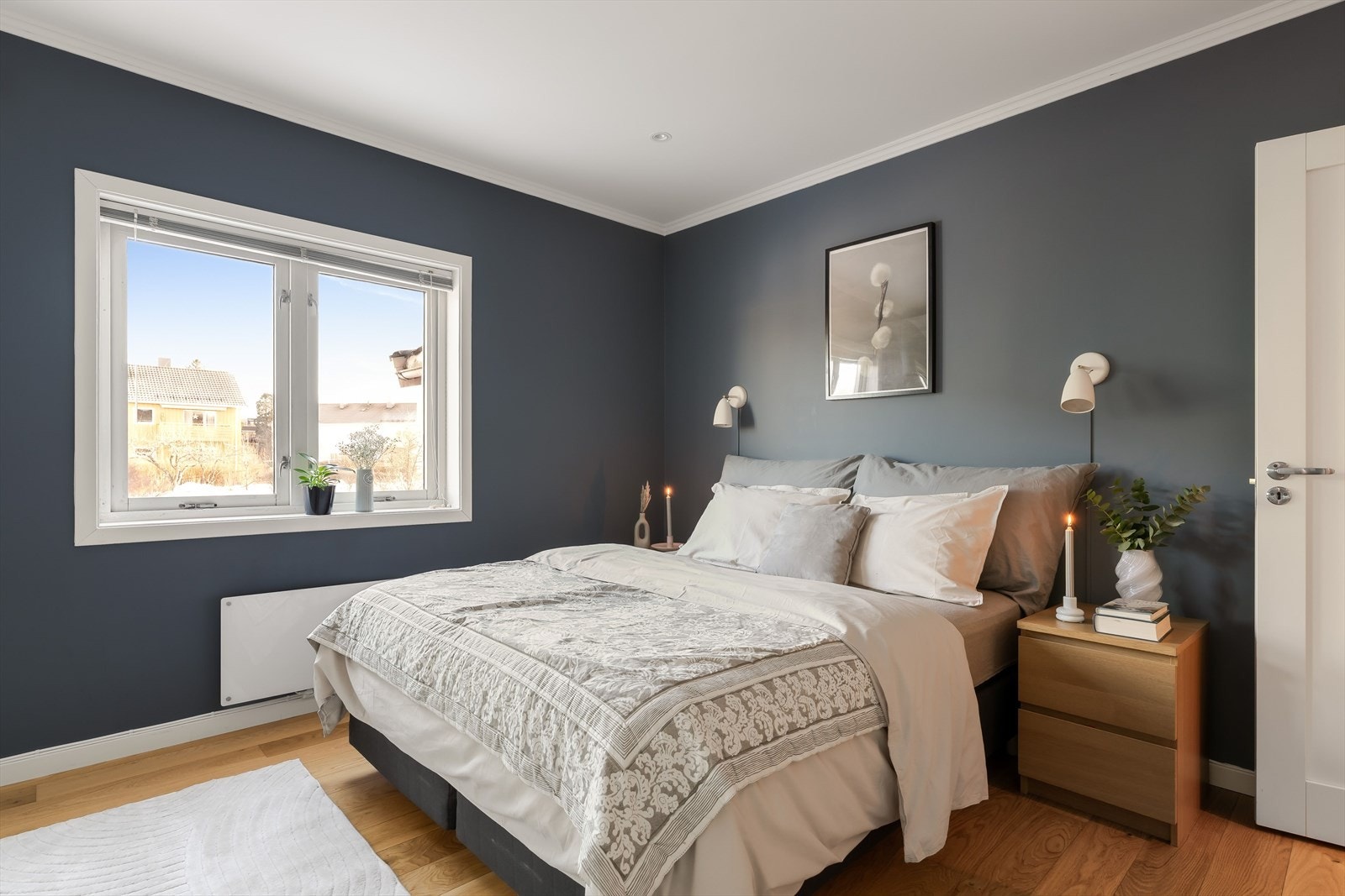 Hovedsoverommet har plass til dobbeltseng med tilhørende møblement og har skyvedørsgarderobe med speilfronter. Galleribilde