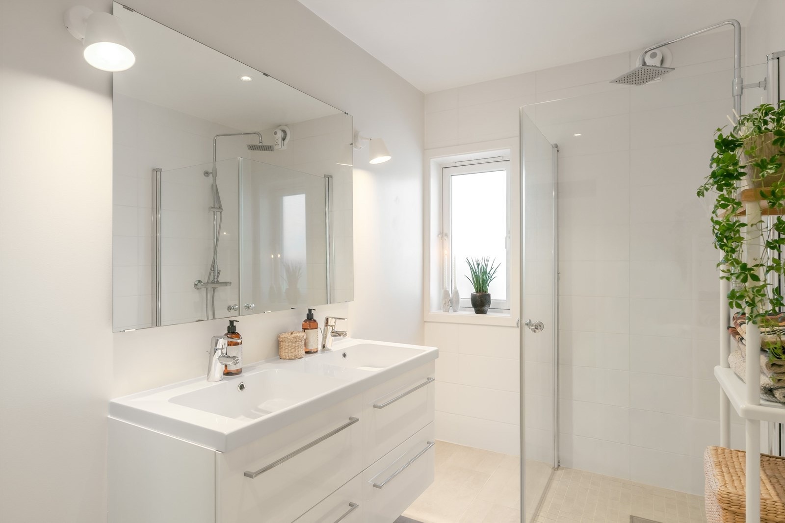 Badet ble oppgradert i 2014 og er innredet med gulvvarme, flislagte overflater og moderne baderomsinnredning med dobbel servant og speil. Galleribilde