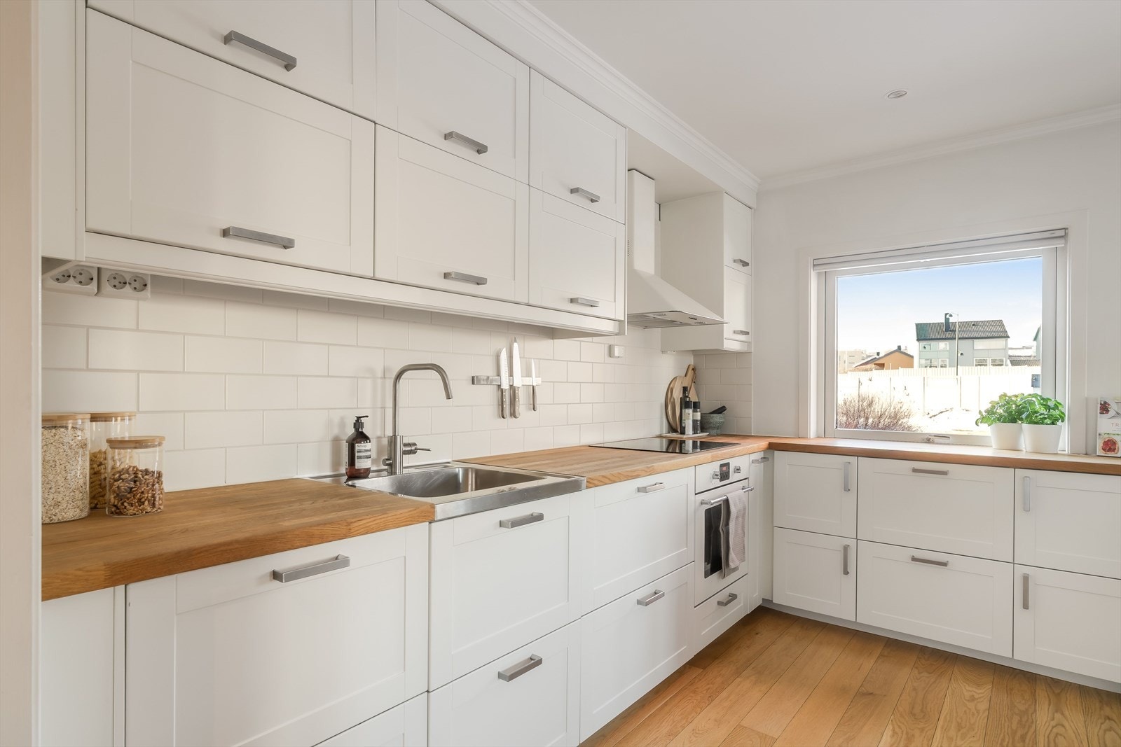 Kjøkkenet har åpen løsning mot stuen, noe som gir en luftig romfølelse. Galleribilde