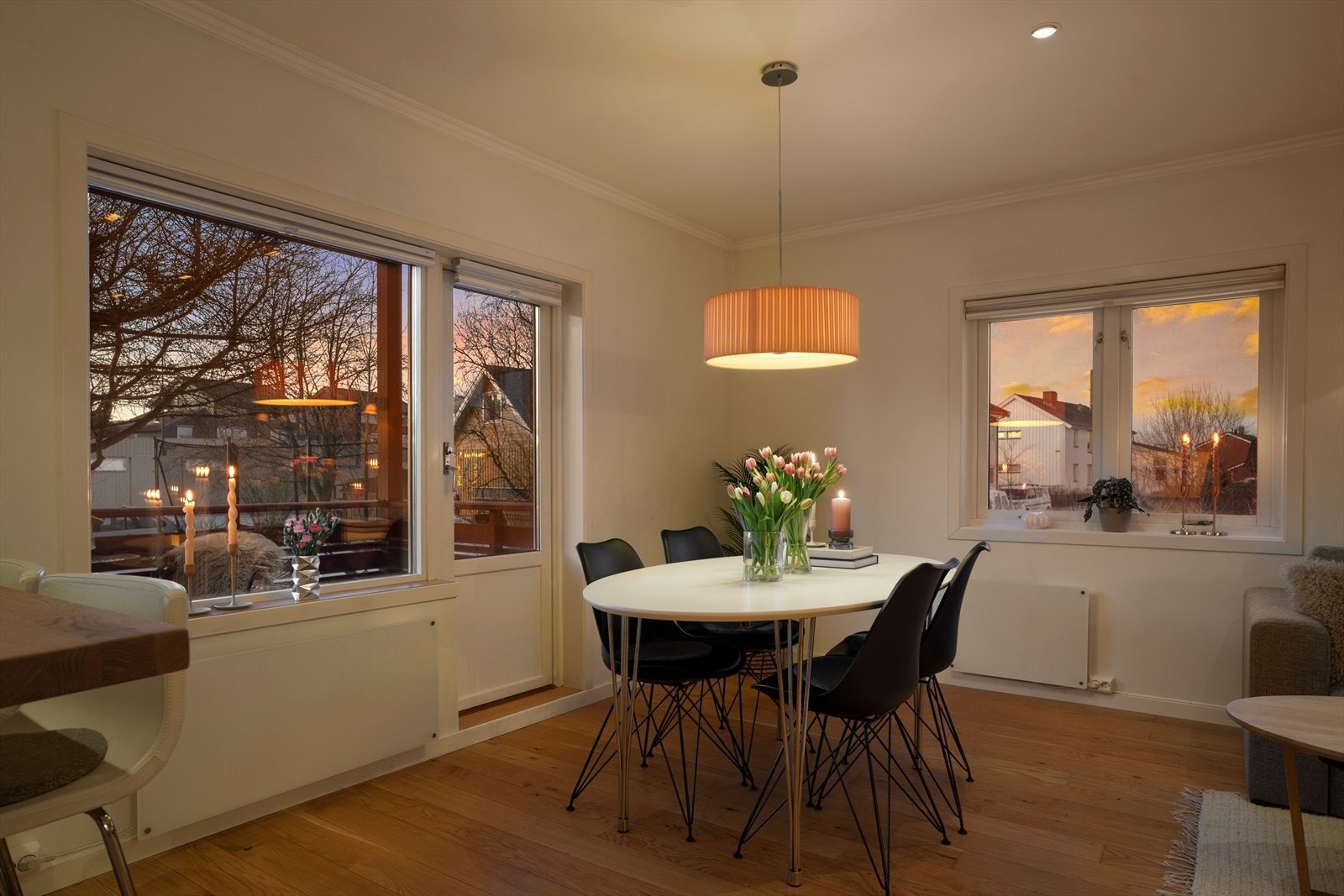 Store vindusflater gir godt lysinnslipp og det er ingen innsyn til leiligheten. Galleribilde