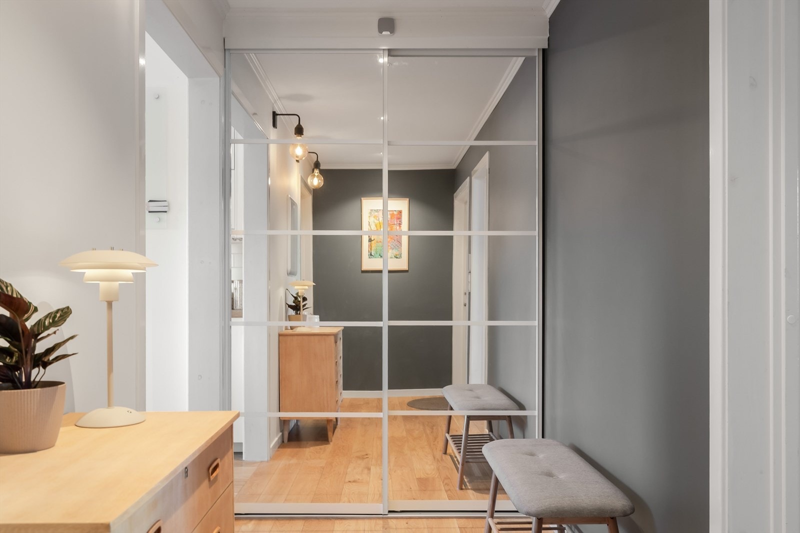 Fra entréen er det adkomst til bad, soverom og kjøkken. Galleribilde