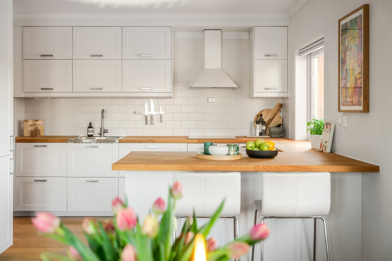 Det er valgt store skuffer og praktiske løsninger som gir effektiv oppbevaring og gode arbeidsflater. Galleribilde