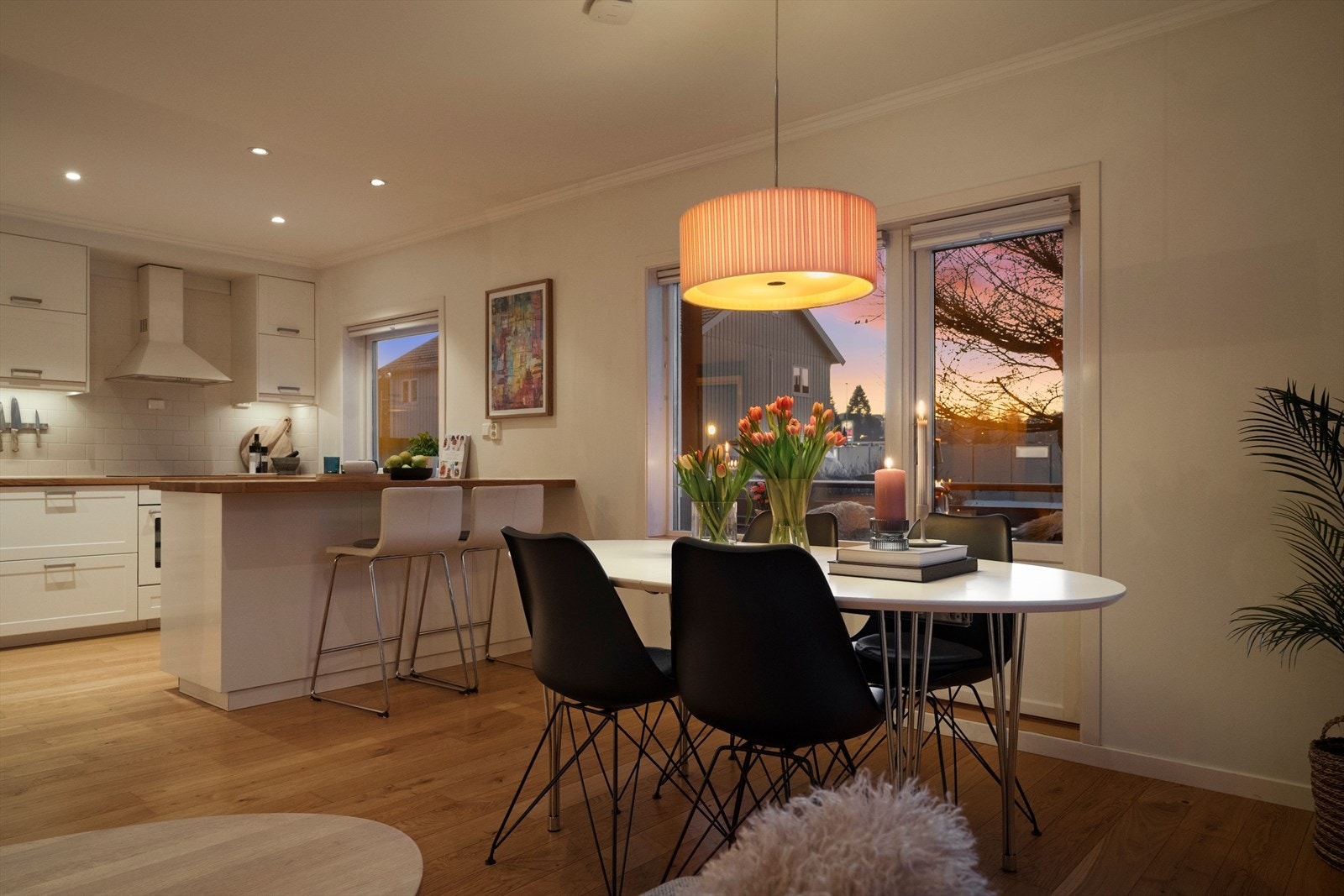 Kjøkkenet ble pusset opp i 2014 og fremstår funksjonelt og innbydende med god skap- og benkeplass. Galleribilde