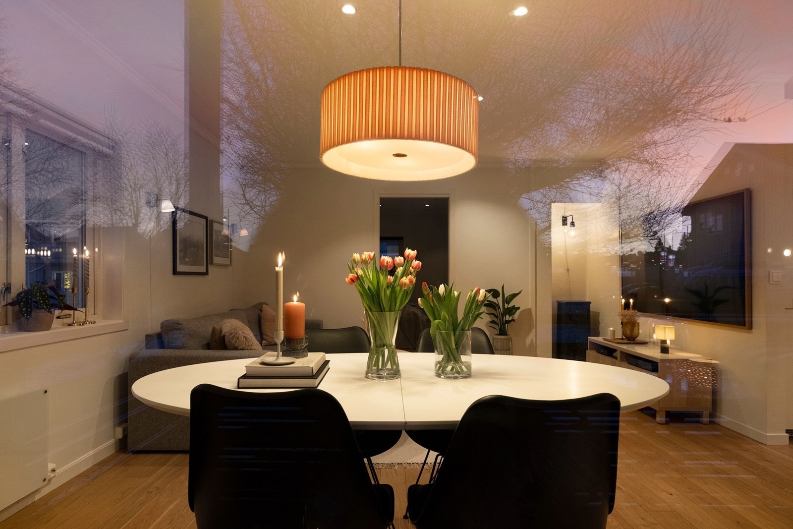 Stue- og kjøkkensonen er på ca. 30 kvm. Galleribilde