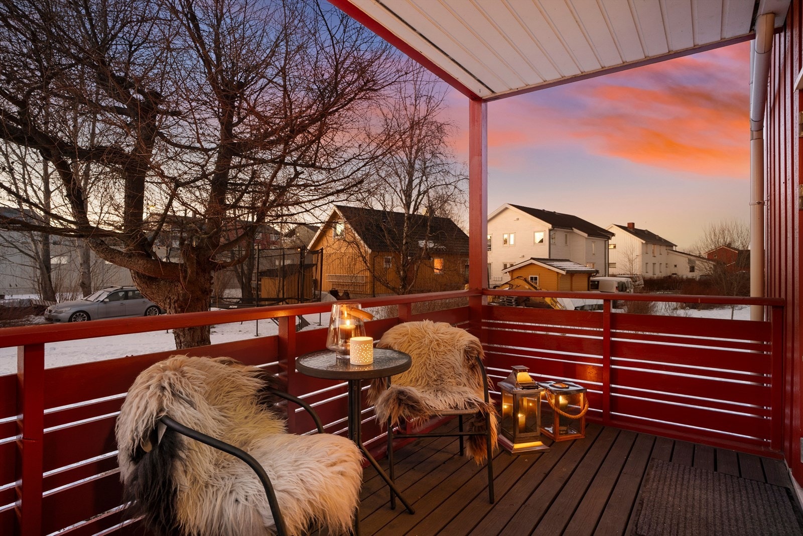 Uteområdet ligger skjermet til, uten direkte innsyn, og har gode solforhold gjennom dagen. Galleribilde