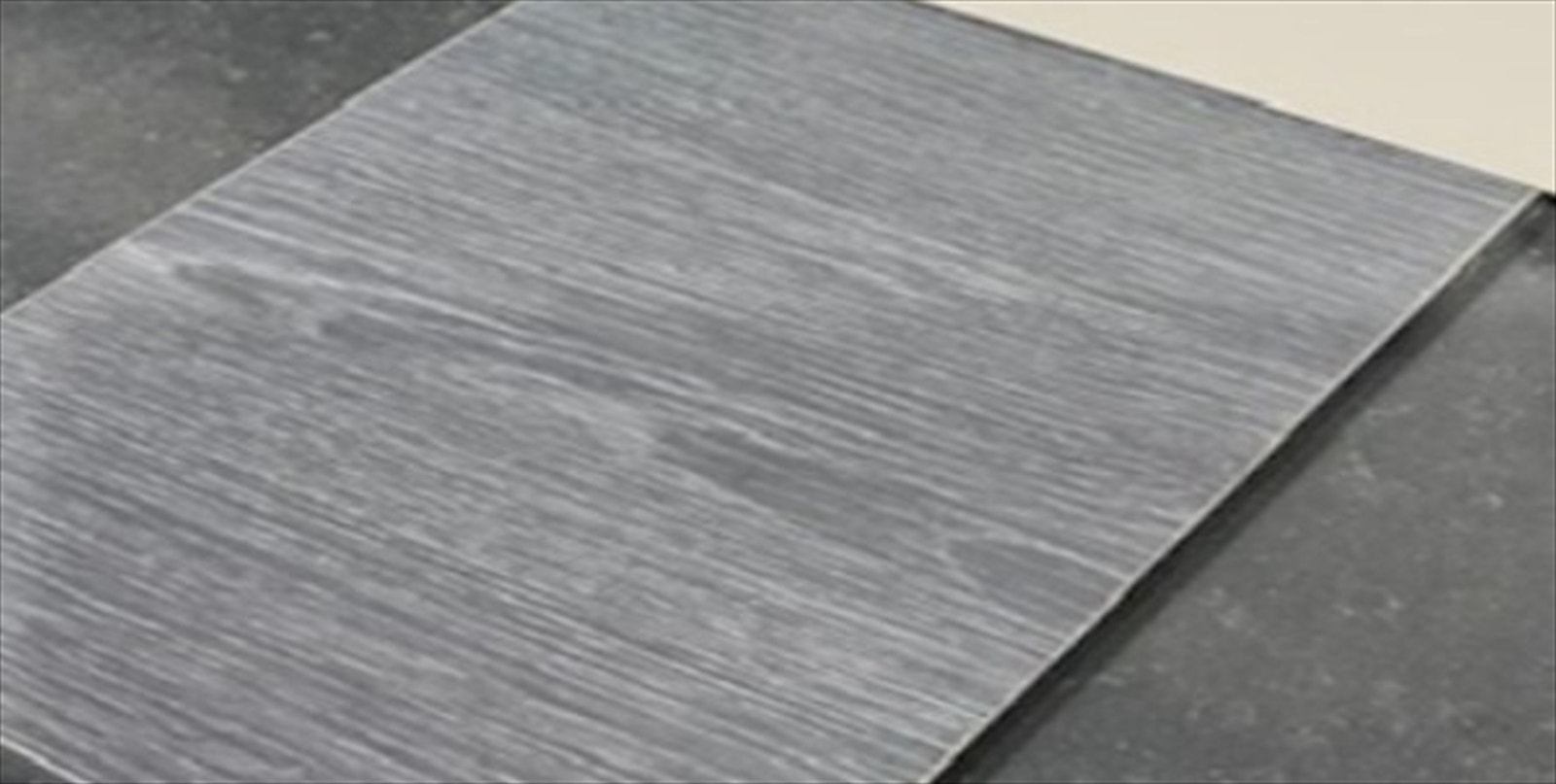 Bilde oppgradert benkplate ("Wenge") på kjøkken. Det er også oppgradert til en til støysvak AEG oppvaskmaskin (kun 39db). Galleribilde