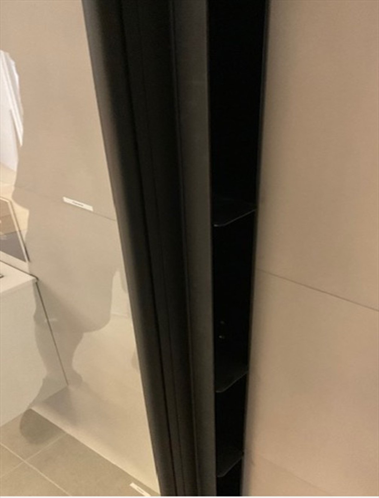 Oppgradert hylle i dusjkarm (praktisk til oppbevaring av dusjprodukter mv). Galleribilde