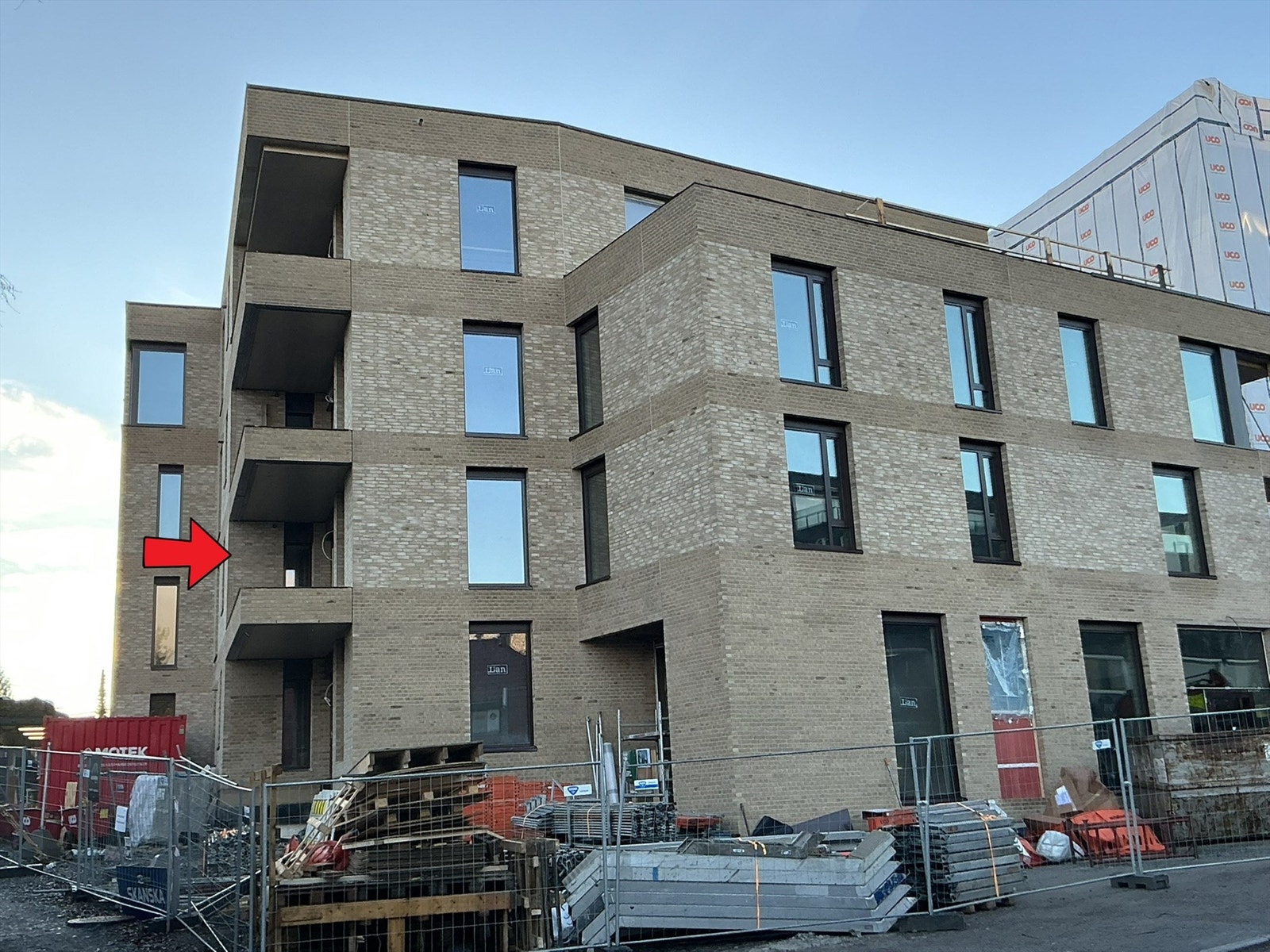 Bilde tatt av boligbygget, med markering av leilighetens beliggenhet i ekstra høy 2. etasje. Galleribilde