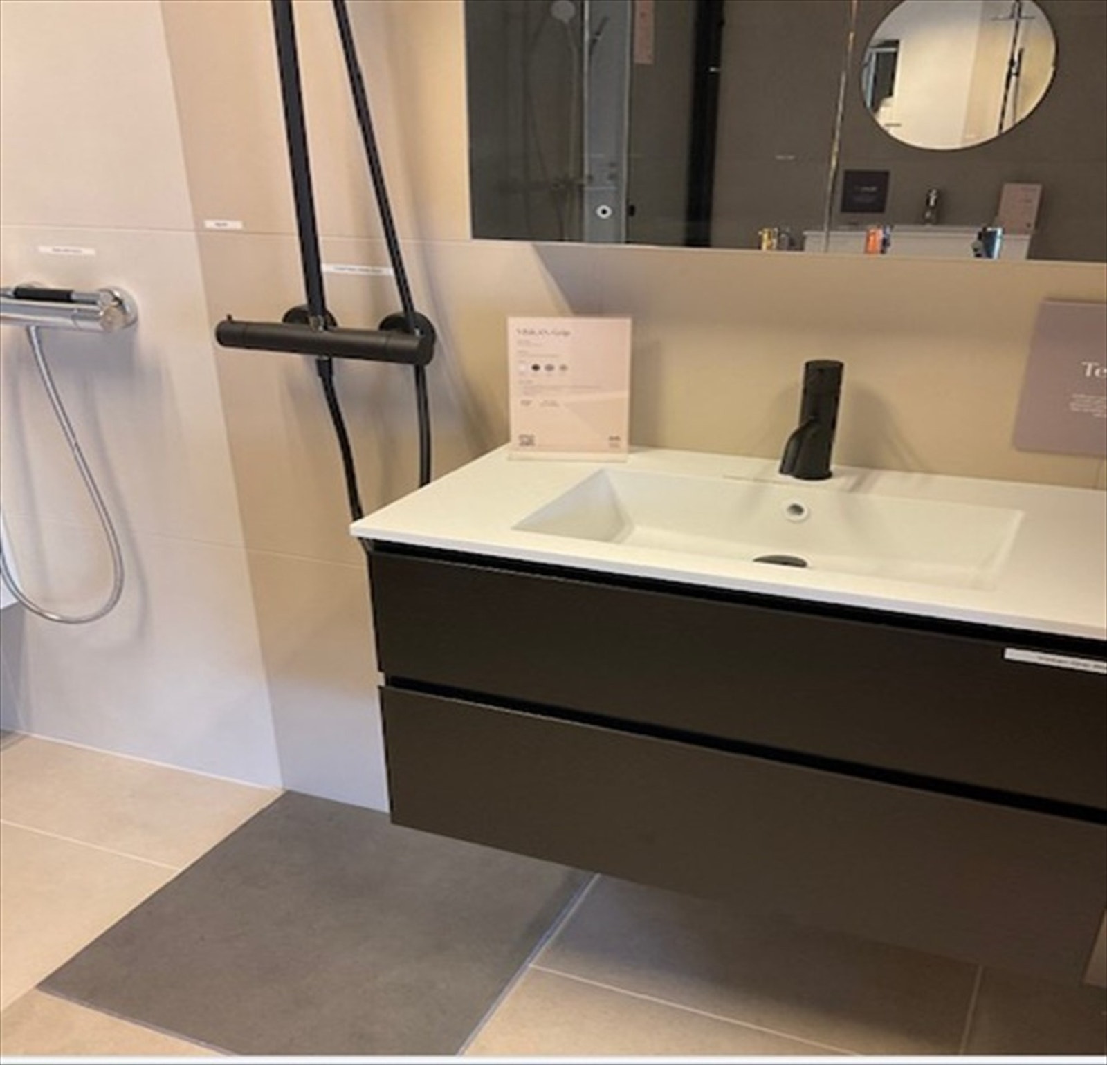 Generell illustrasjon - Oppgradert til mørke gulvfliser samt at Terra konseptet leveres med lekker sort moderne dusjarmatur mv. Galleribilde