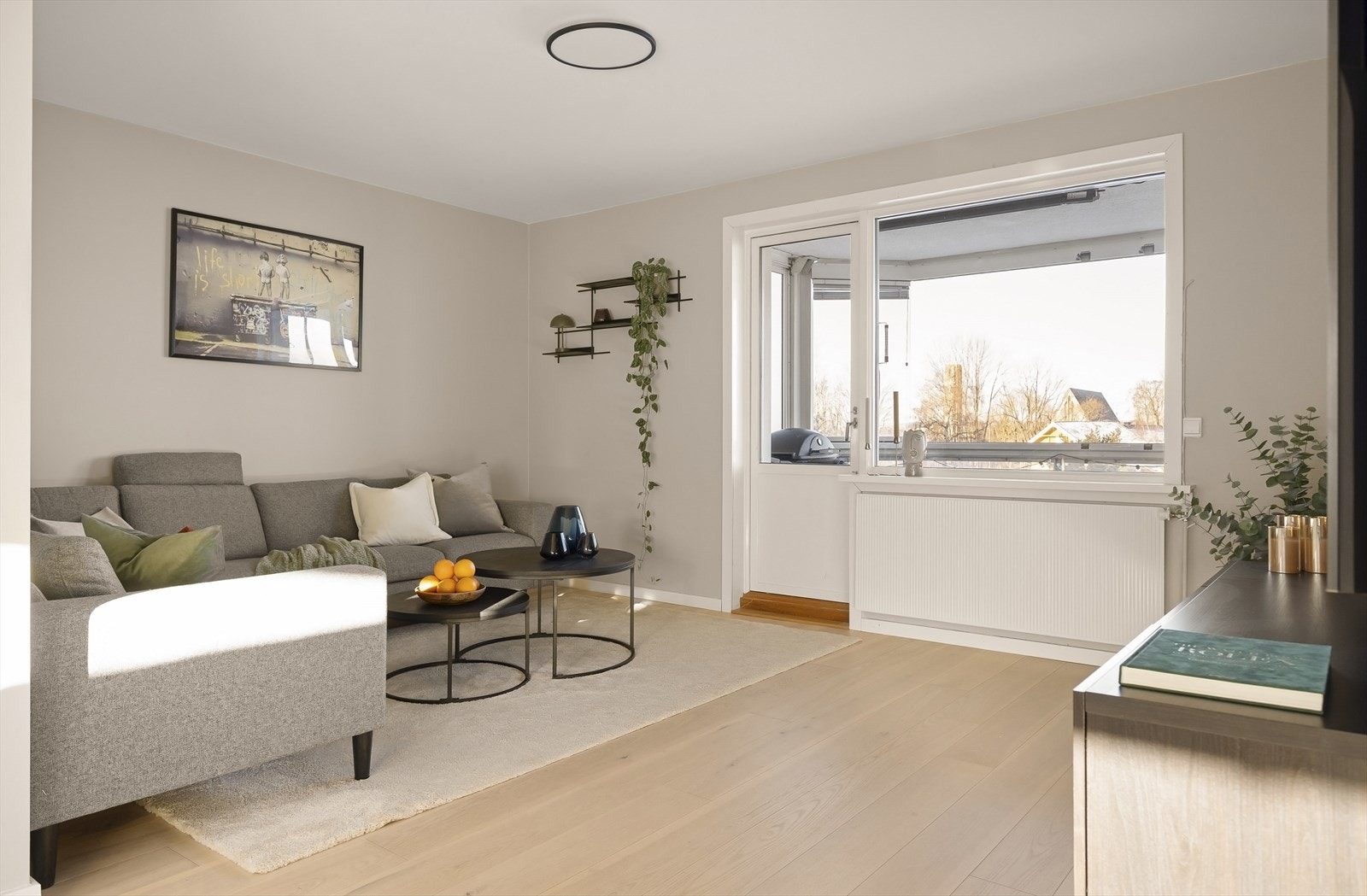 Fra stuen er det direkte utgang til en innglasset, nord-vestvendt balkong. Galleribilde