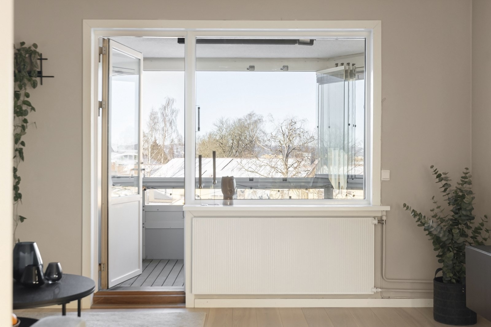 Vinduer og balkongdør er i treverk med 2-lags isolerglass fra 1987. Galleribilde