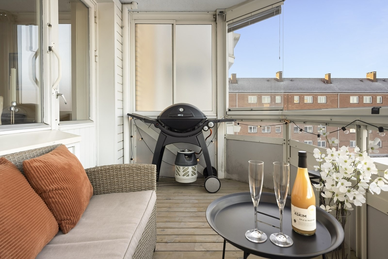 Balkongen er utstyrt med terrassebord, belysning og stikkontakt. Galleribilde