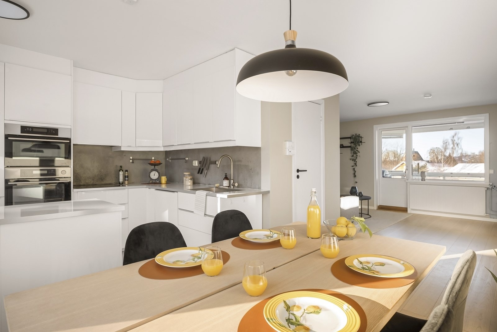 Både stue og kjøkken har vannbåren varme via radiatorer. Galleribilde