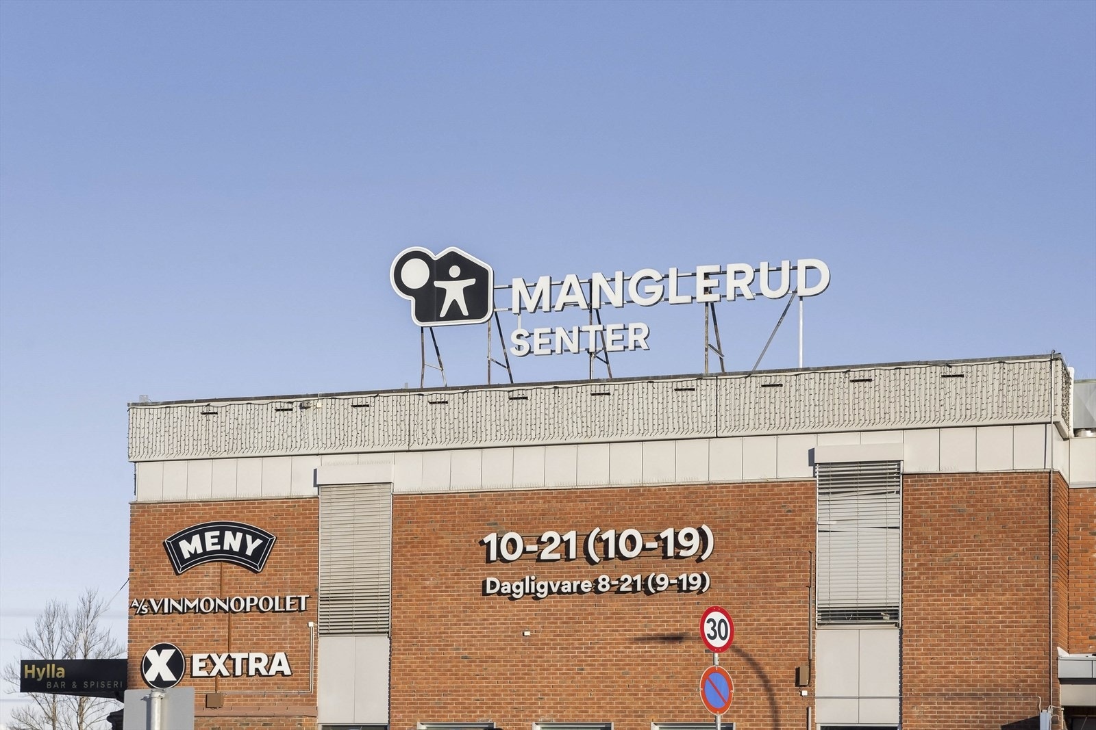 Manglerud Senter ligger kun 4 minutters gange unna, med ca. 50 forretninger, post, vinmonopol, T-bane, buss, drosjeholdeplass og flere servicetilbud. Galleribilde