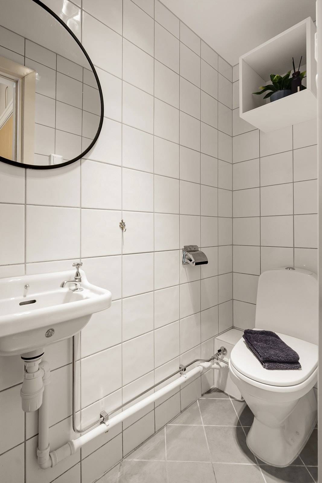 Praktisk, separat toalettrom med flislagt gulv og elektrisk gulvvarme. Galleribilde