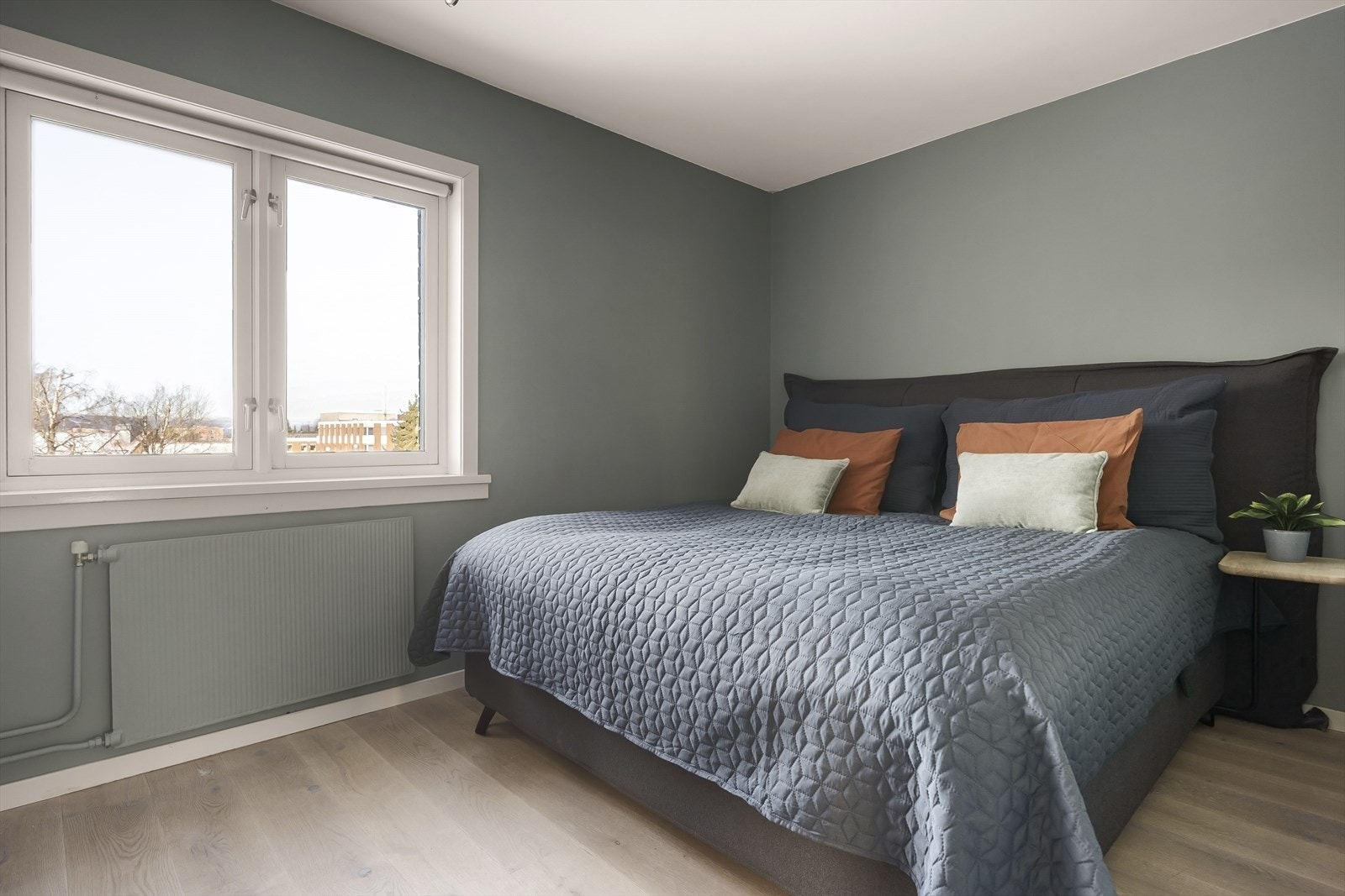 Hovedsoverommet gir god plass til både seng og nattbord. Galleribilde