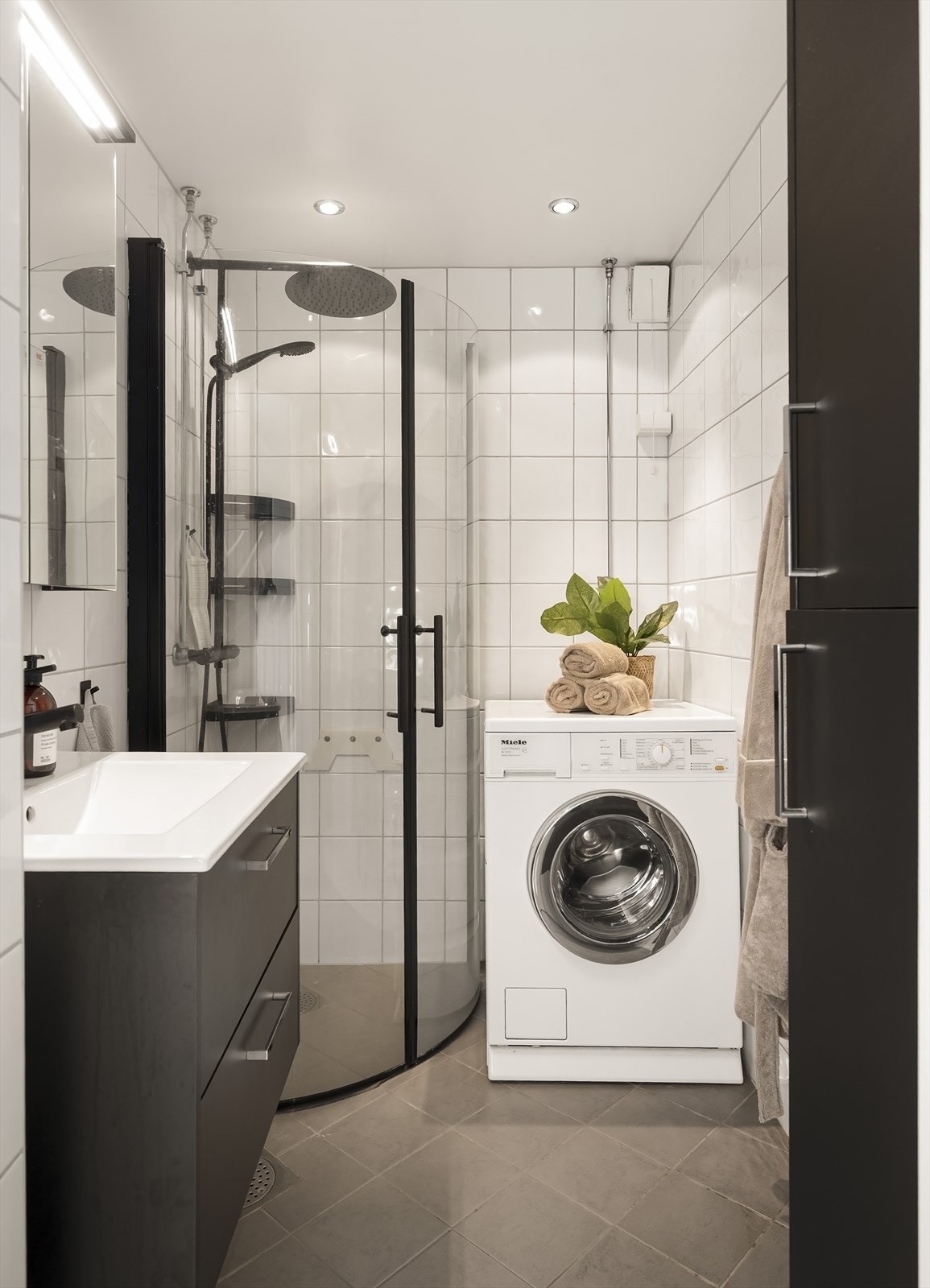 Badet ble renovert i 2008/09 og har flislagte overflater og opplegg for vaskemaskin. Galleribilde