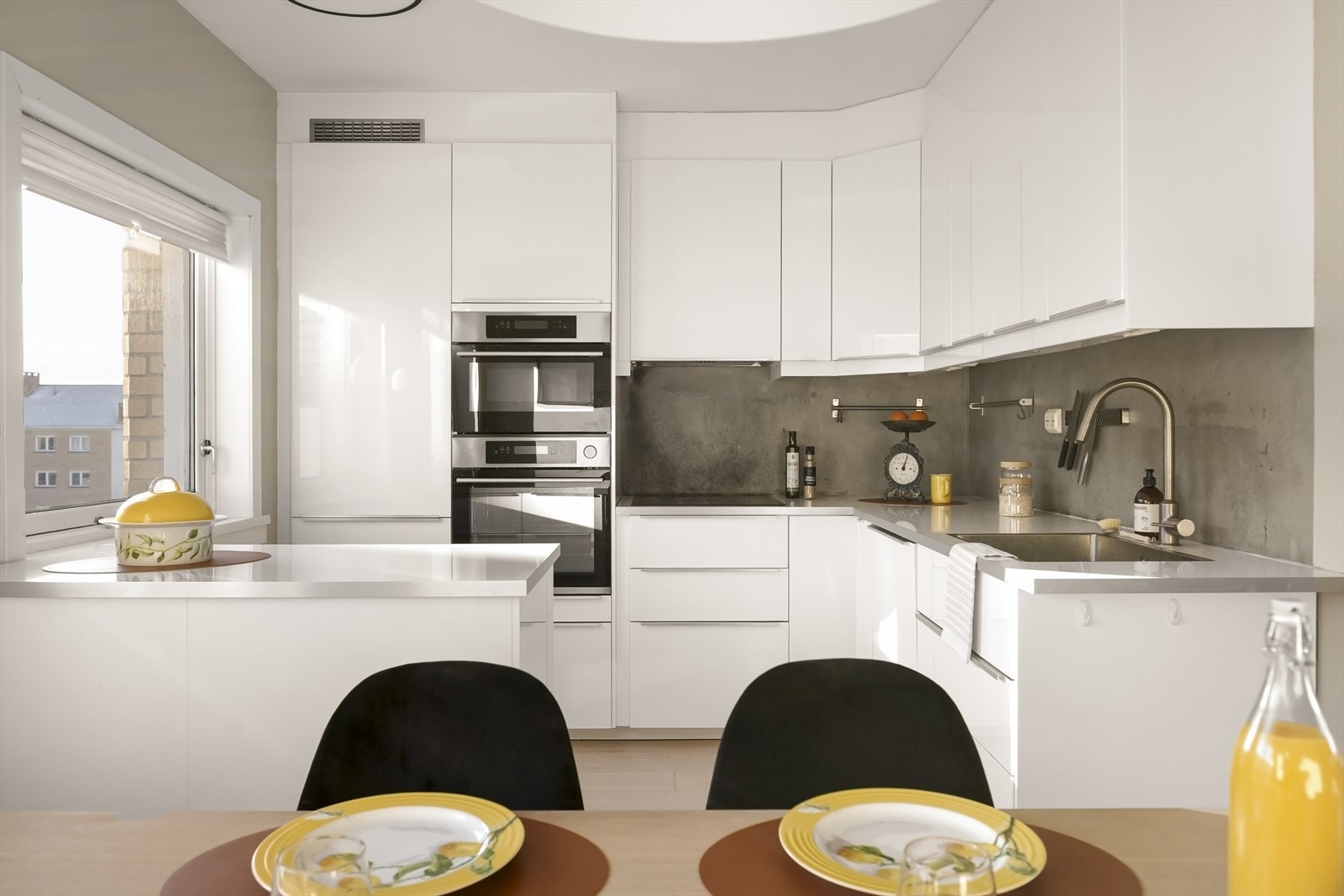 Her er det integrert stekeovn, mikrobølgeovn, platetopp, oppvaskmaskin og kombinert kjøl/fryseskap. Galleribilde