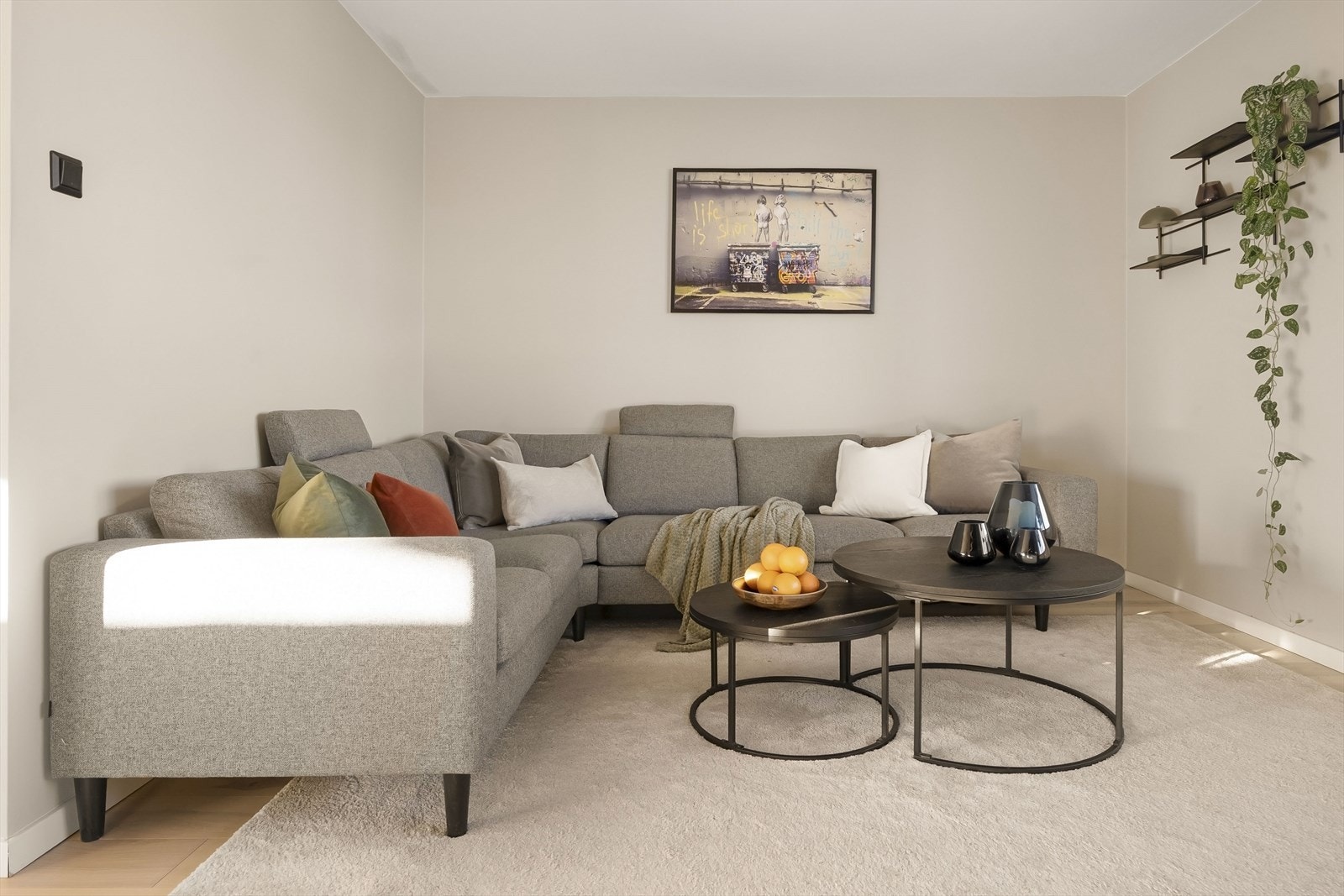 Stuen har god plass til sofagruppe og er belagt med gjennomgående parkett. Galleribilde