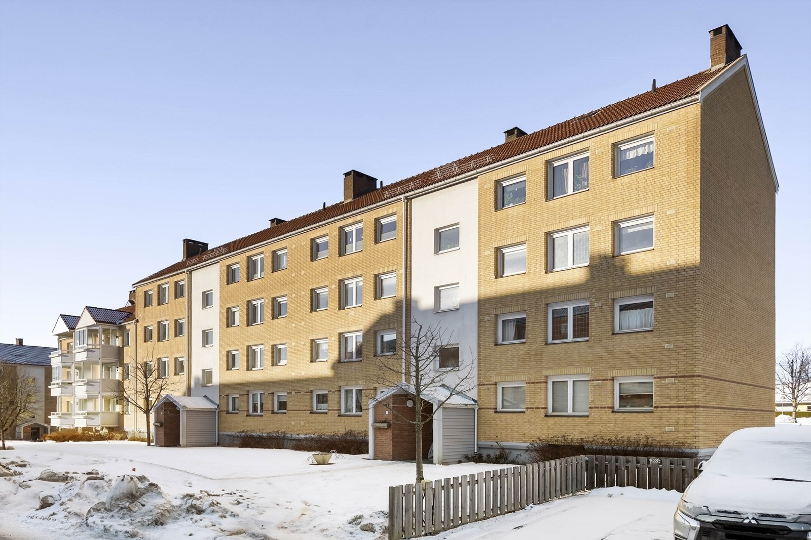 Tomten er pent opparbeidet med gressplen og interne stikkveier. Galleribilde