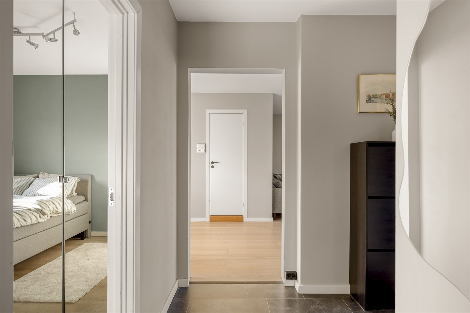 Velkommen! Her trer du inn i en innbydende entré med vinylfliser på gulvet og en åpen garderobeløsning for yttertøy. Galleribilde